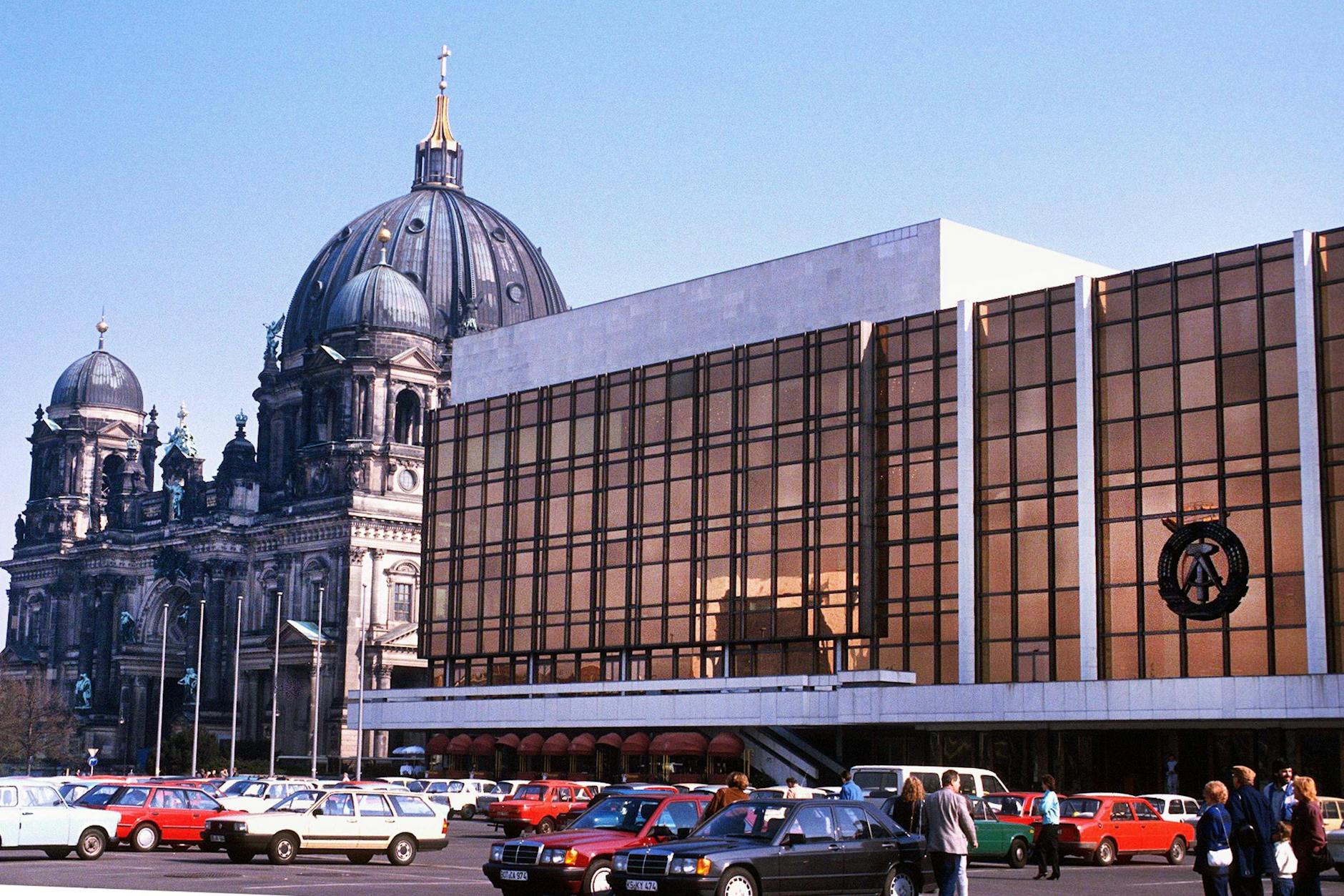 Der Palast der Republik in den 1990er Jahren. 