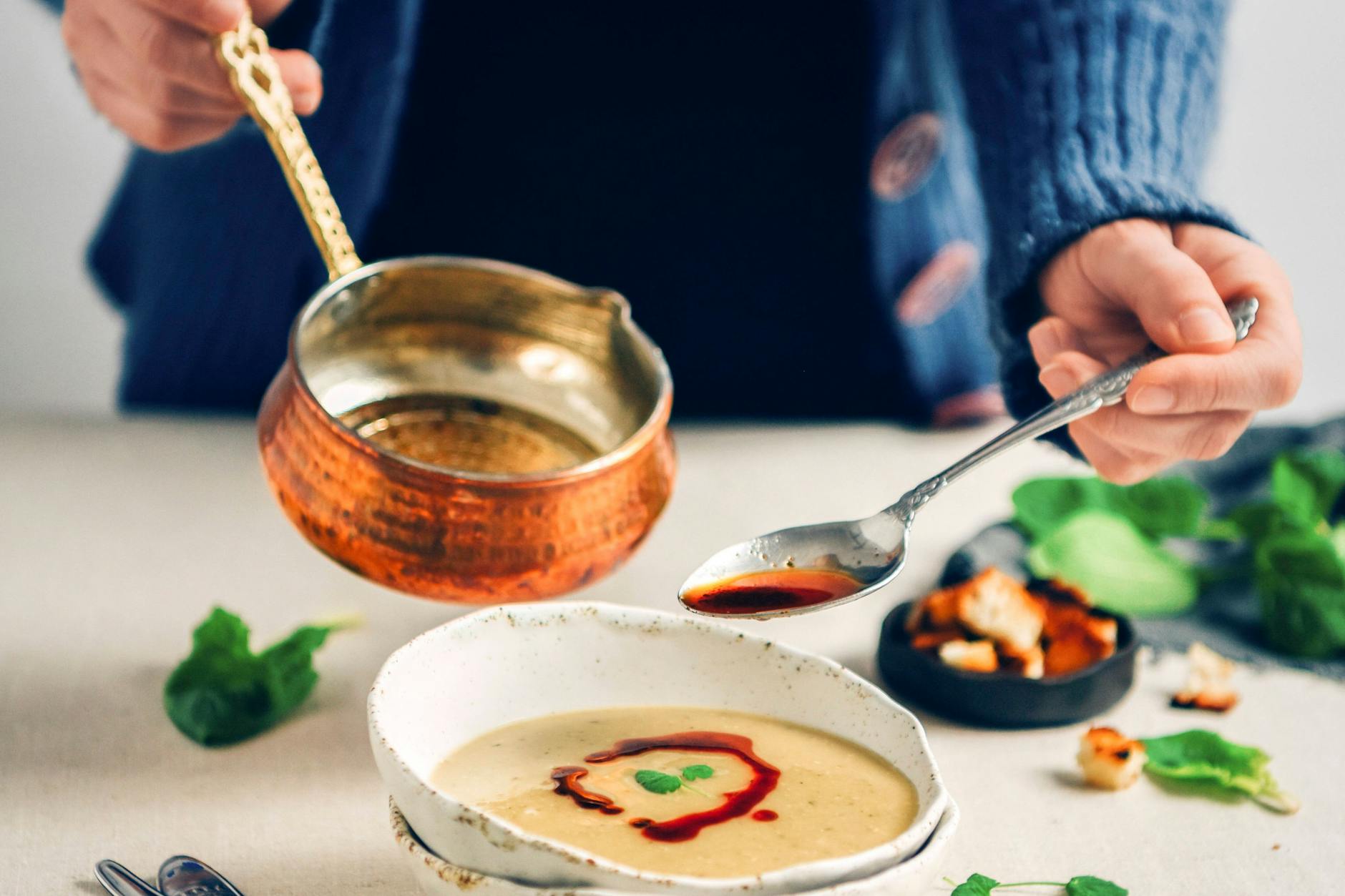 Türkische Linsensuppe schmeckt leicht und lecker. 