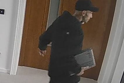 Mit dem Laptop im Arm auf und davon. Nach diesem Einbrecher fahndet die Berliner Polizei.