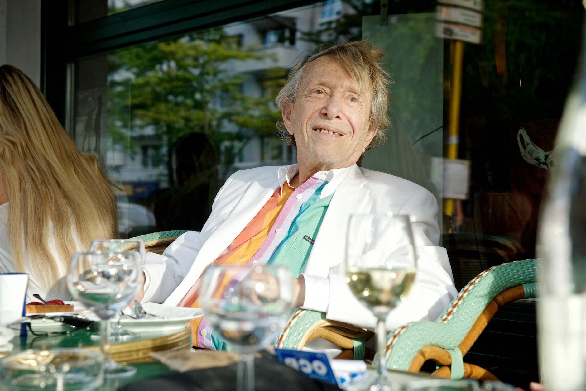 Erspäht womöglich gerade potenzielle Beute: Der balzerprobte Nachtclubbesitzer Rolf Eden, hier 2016 am Außentisch, war gern Gast in der Paris Bar.