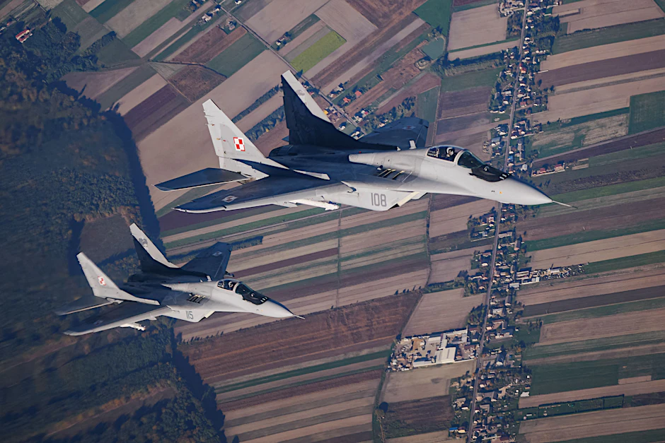 Zwei MiG-29-Kampfjets während einer Nato-Luftschutzübung in der Nähe des Luftwaffenstützpunkts in Lask, Polen.