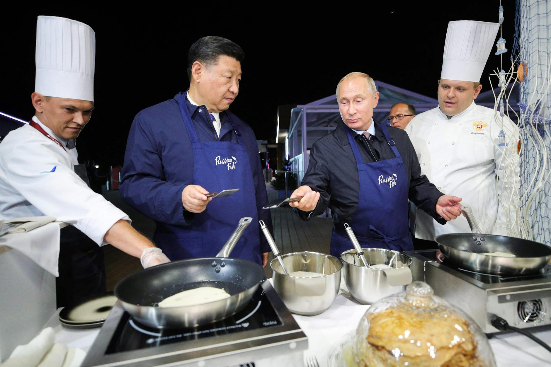 2018 zeigte Putin seinem chinesischen Amtskollegen noch, wie man russische Pfannkuchen backt.