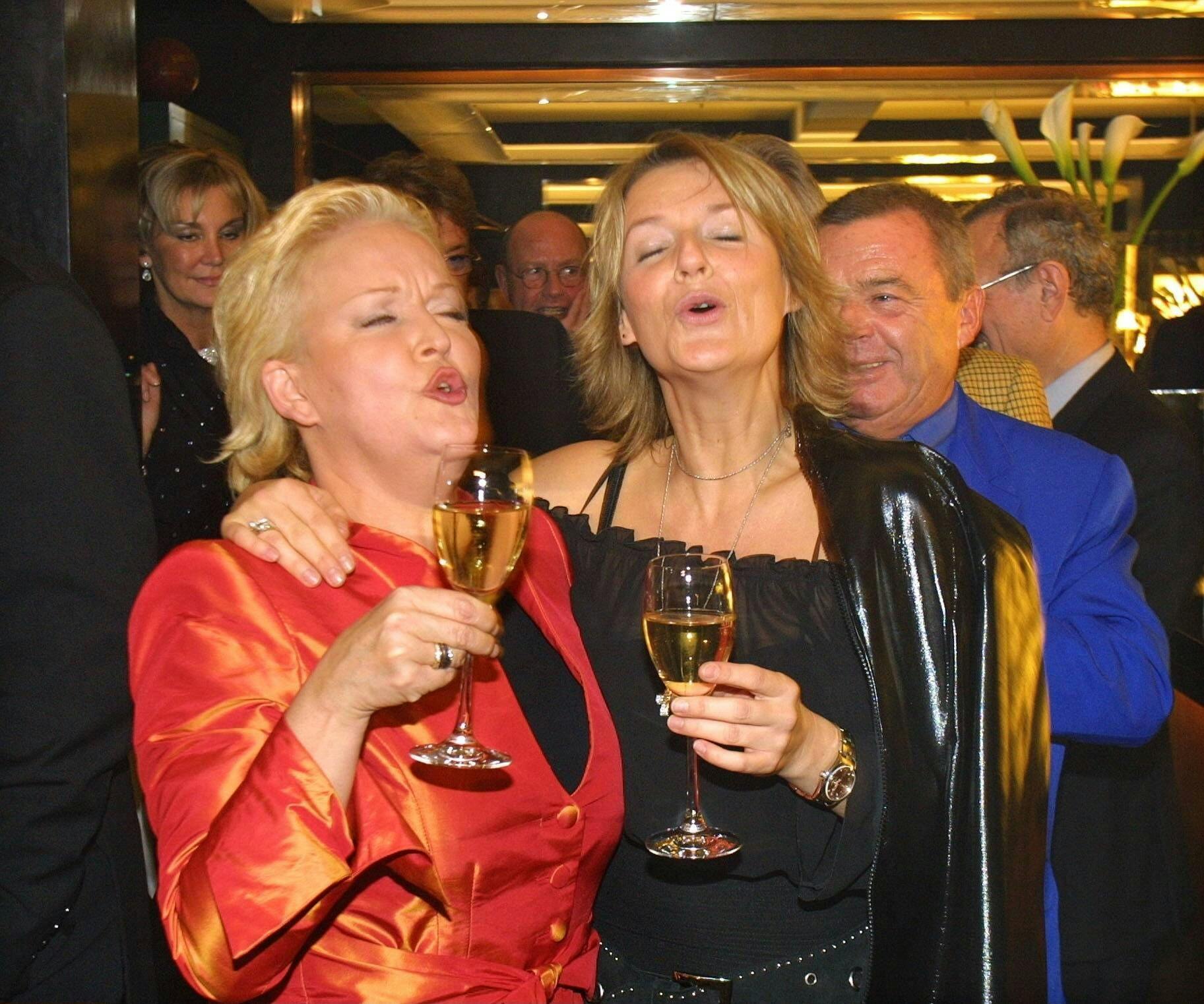 Nicht das erste Glaserl des Abends: Sängerin Angelika Milster zelebriert 2001 ihren 50. Geburtstag in der Paris Bar und lässt auch Kollegin Kim Fisher mitfeiern.