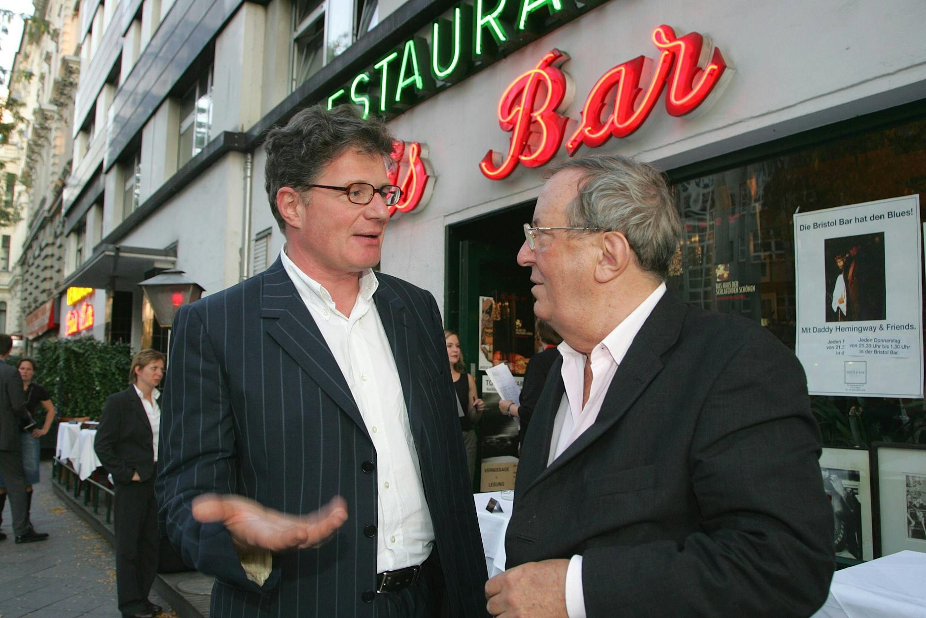 Laber Rhabarber: Publizist Roger Willemsen 2006 im intensiven Austausch mit Vadim Glowna, der hier sein Buch „Der Geschichtenerzähler“ vorstellt.