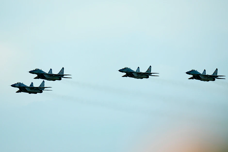 Kampfjets vom Typ MiG-29 fliegen während einer Flugshow in der Slowakei. 