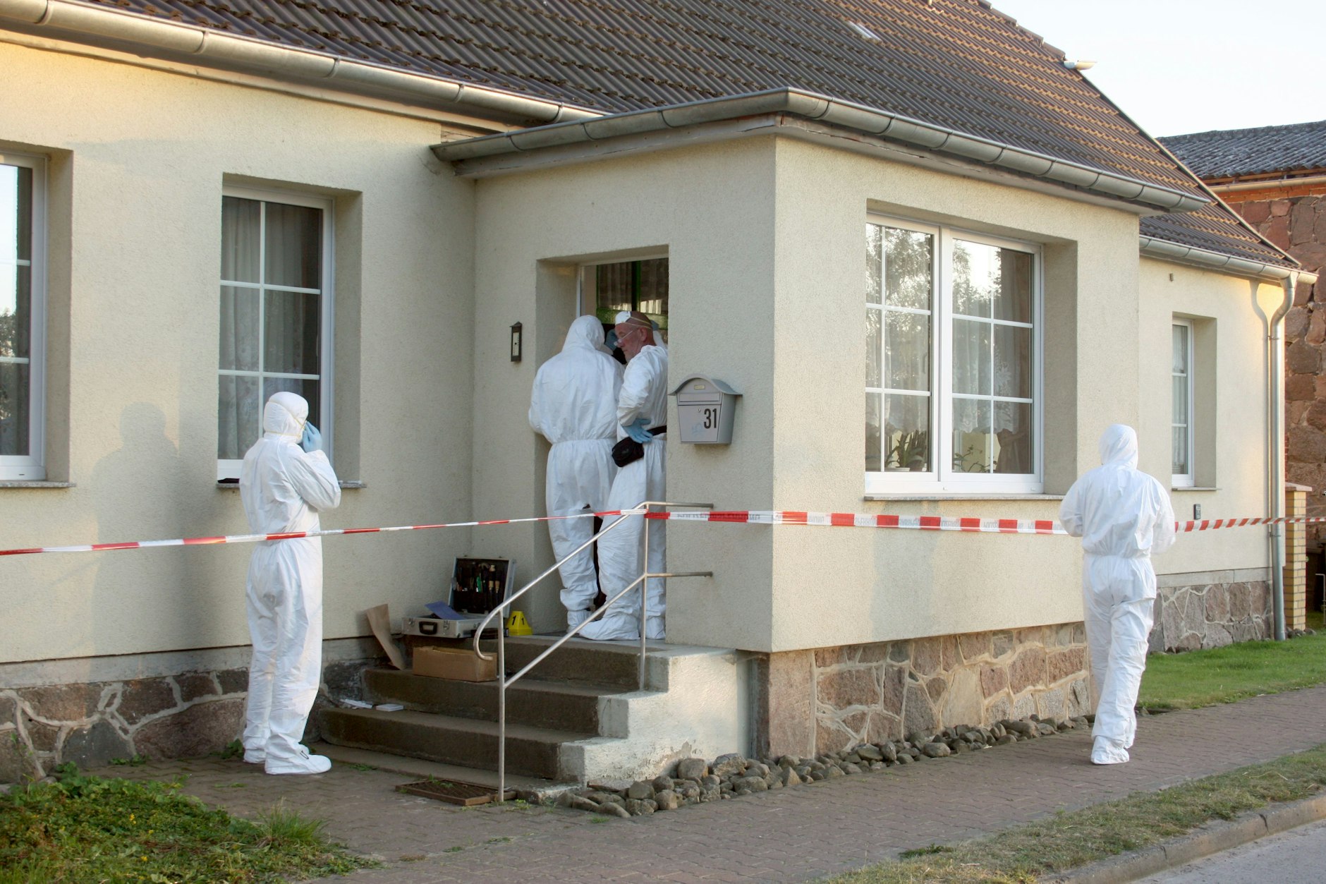 Kriminaltechniker sichern im Haus von Karl-Heinz D. in Trebenow Spuren.