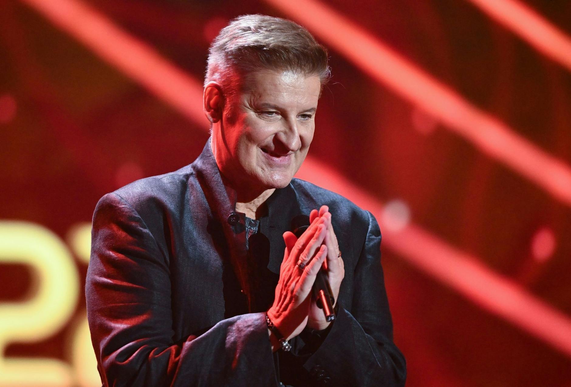 ARCHIV - Die deutsche Pop-Band Pur mit Sänger Hartmut Engler steht während der José Carreras Gala in Leipzig auf der Bühne.