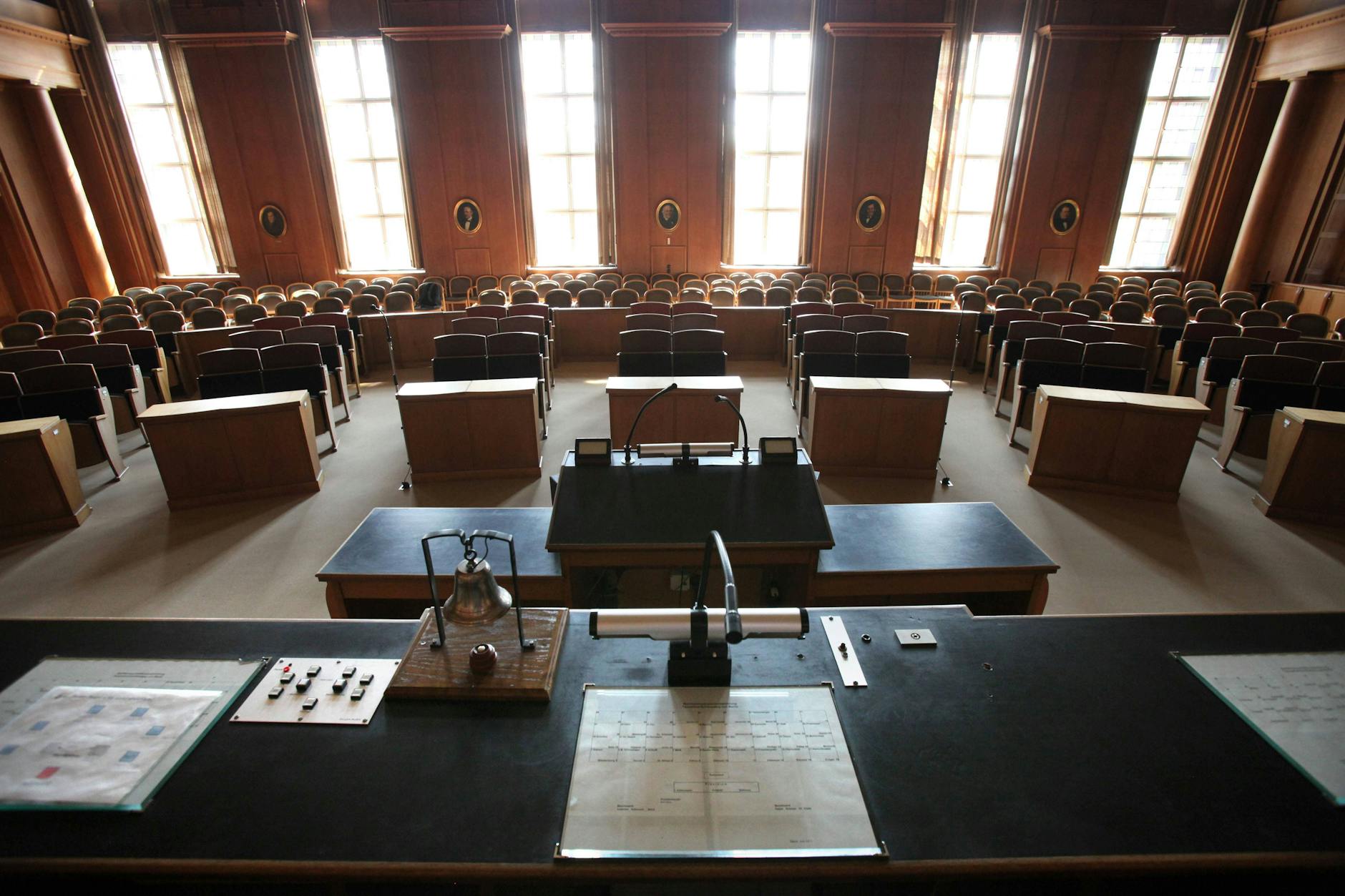 Wer sitzt künftig vorne: Blick in den Saal der Bezirksverordnetenversammlung im Rathaus Tempelhof.
