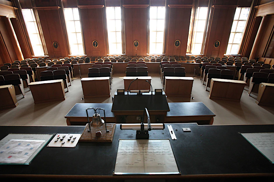 Wer sitzt künftig vorne: Blick in den Saal der Bezirksverordnetenversammlung im Rathaus Tempelhof.