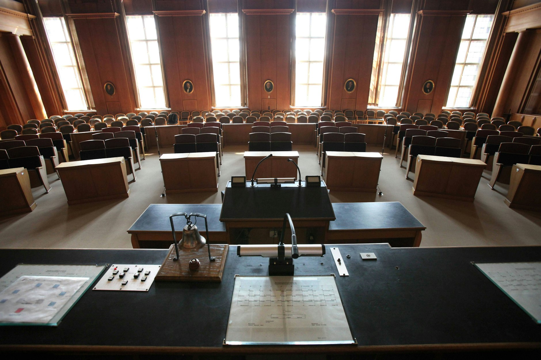 Wer sitzt künftig vorne: Blick in den Saal der Bezirksverordnetenversammlung im Rathaus Tempelhof.