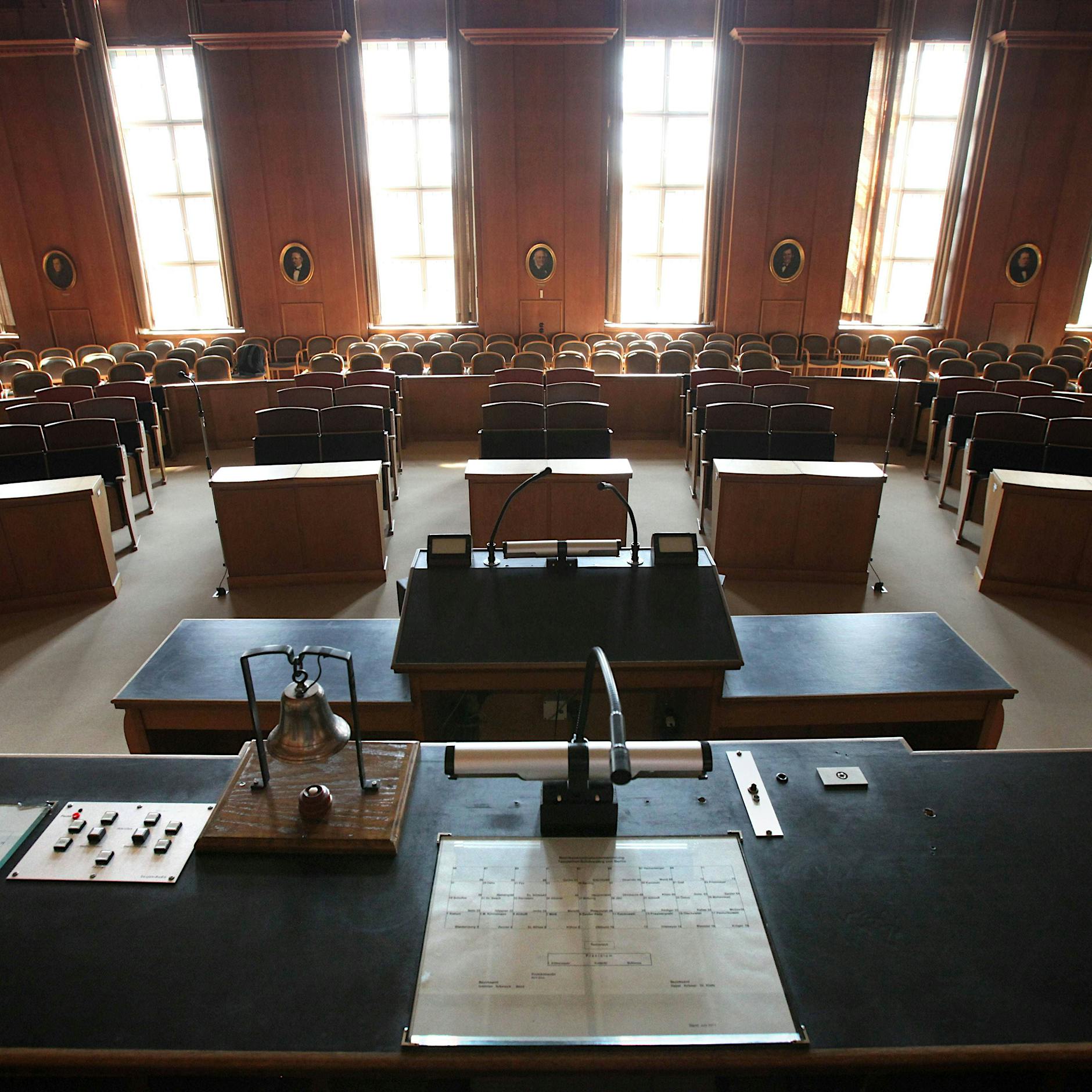 Der Preis der Abwahl in den Bezirken: Volle Bezüge für drei Jahre