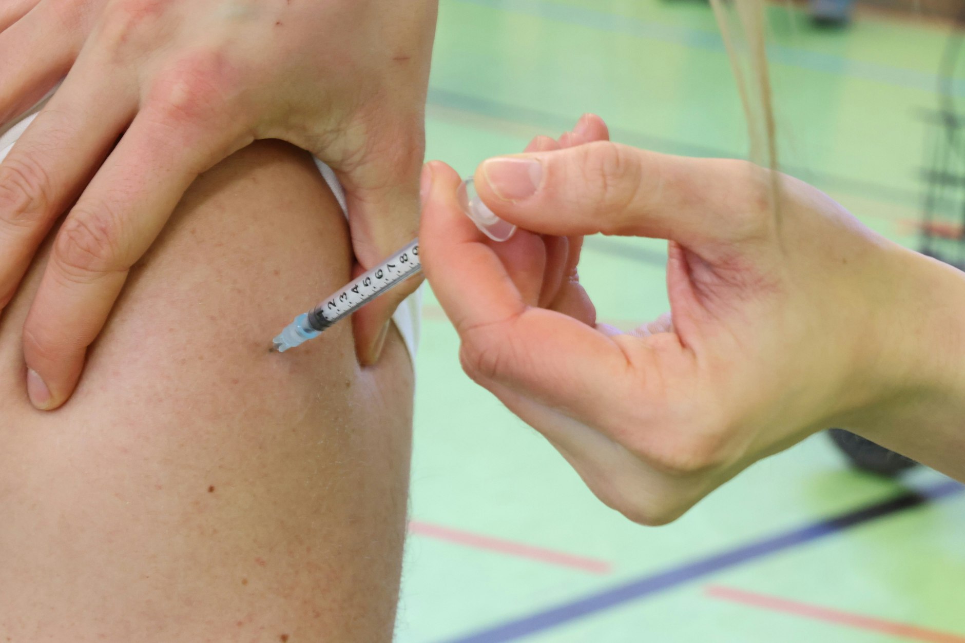 Nach dem Start der Corona-Impfungen im Dezember 2020 schnellten die Verdachtsmeldungen 2021 auf den Rekordwert von 93 empor.