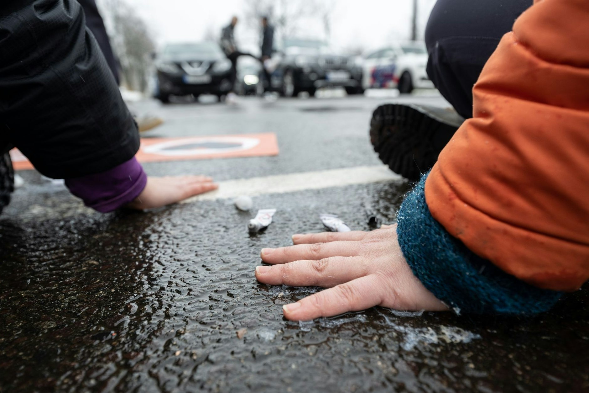 Mit Sekundenkleber haben sich zwei Aktivistinnen der Letzten Generation auf der Fahrbahn der Jahnallee in Leipzig festgeklebt.
