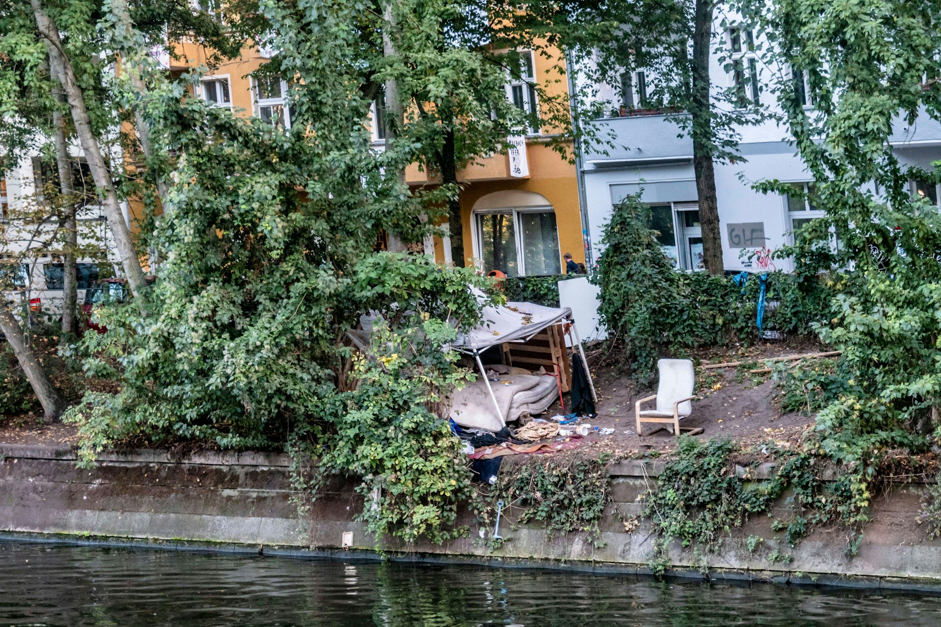 Schlafplatz für Obdachlose am Landwehrkanal, Maybachufer, Berlin-Neukölln.