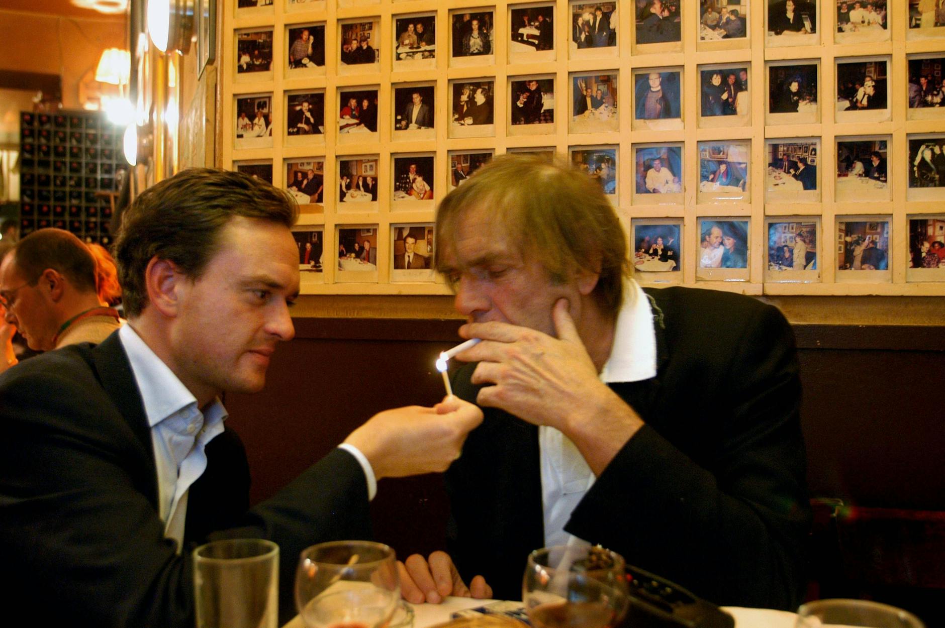 Da durfte man noch quarzen: Alexander Graf von Schönburg-Glauchau, ganz der Gentleman, zündet Bild-Kolumnist Franz Josef Wagner 2003 die Zichte an.