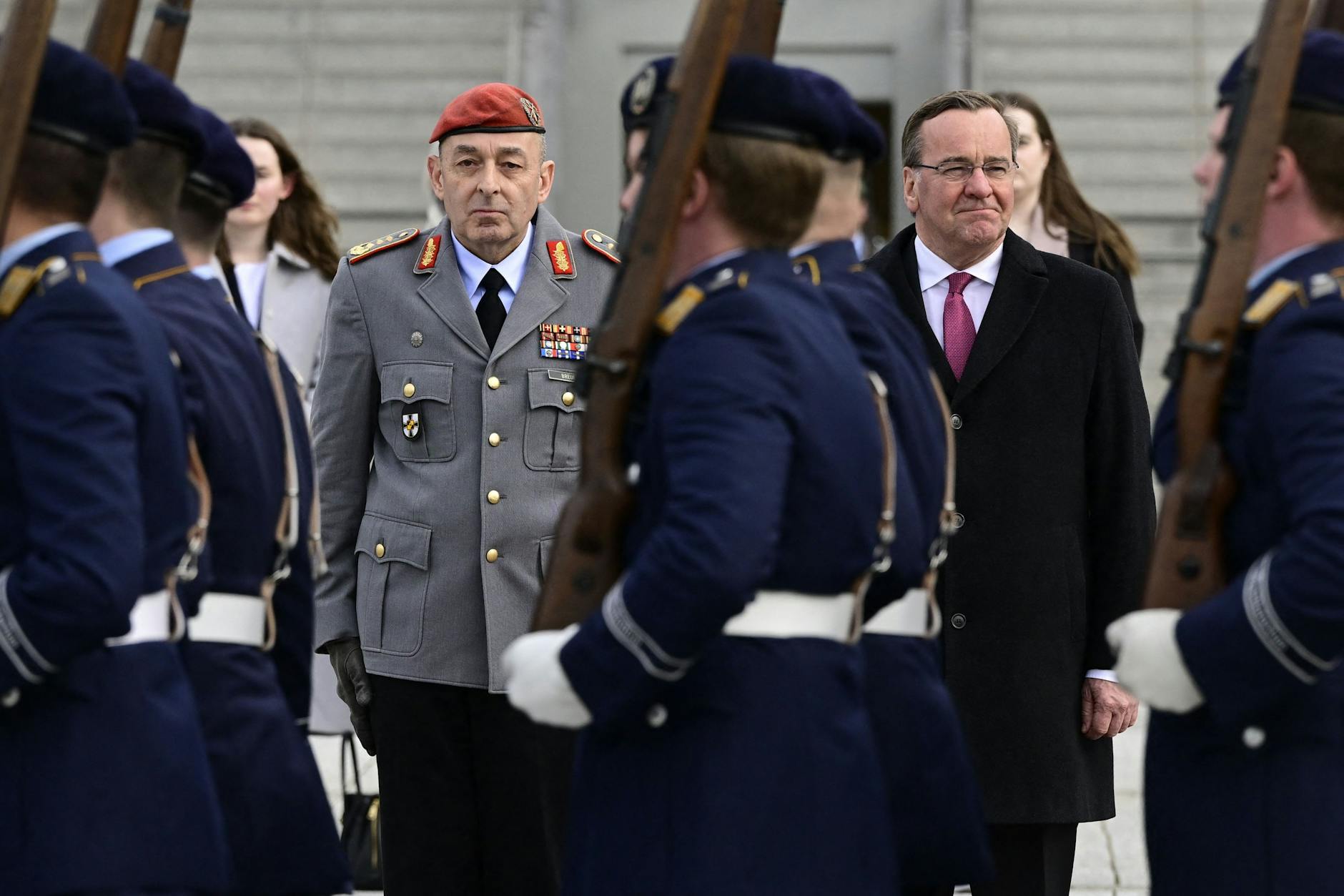 Bundesverteidigungsminister Boris Pistorius empfängt den neuen Generalinspekteur der Bundeswehr, Carsten Breuer, mit militärischen Ehren.