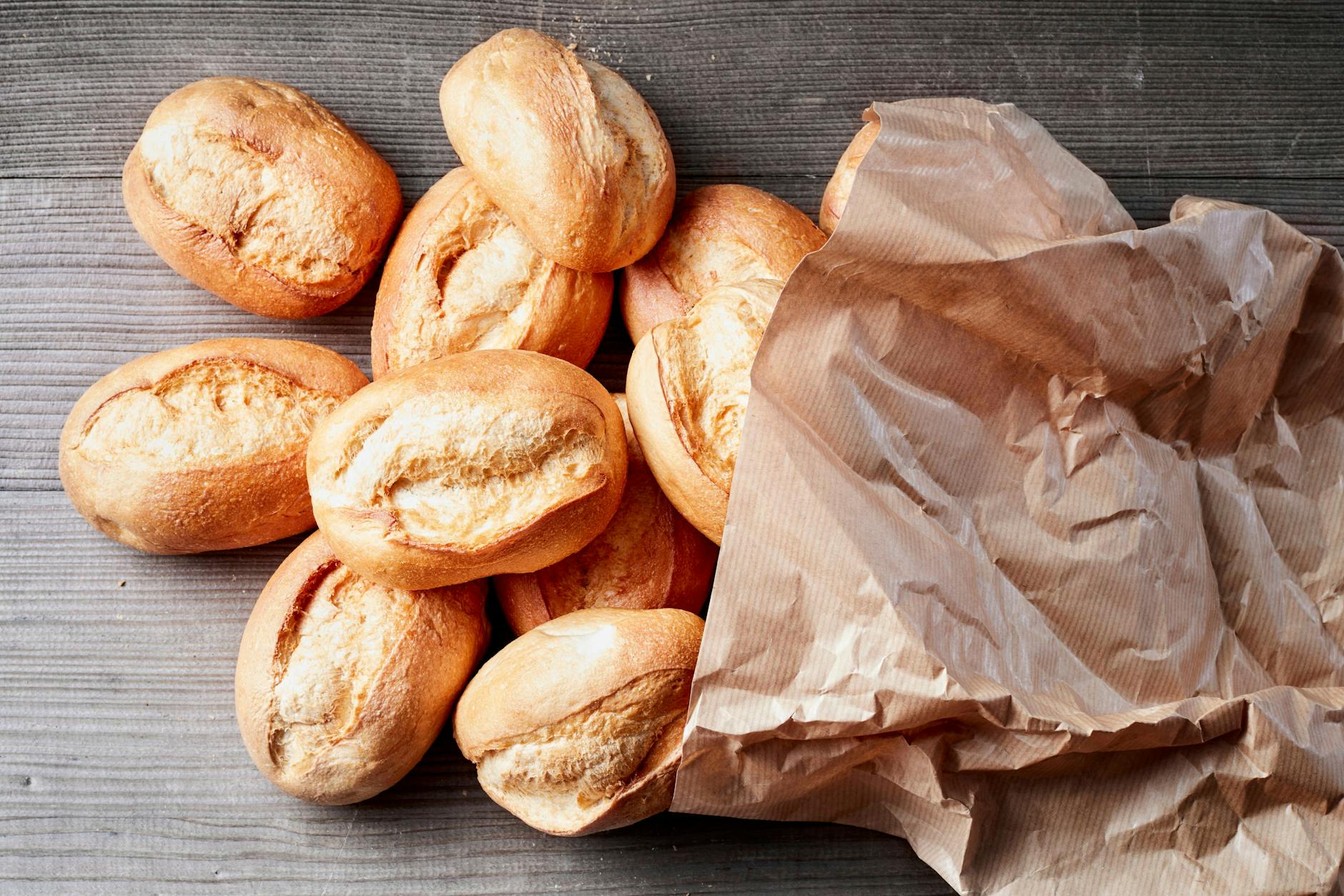 Geniales Rezept: Leckere Brötchen gehören zu einem Frühstück am Wochenende einfach dazu.