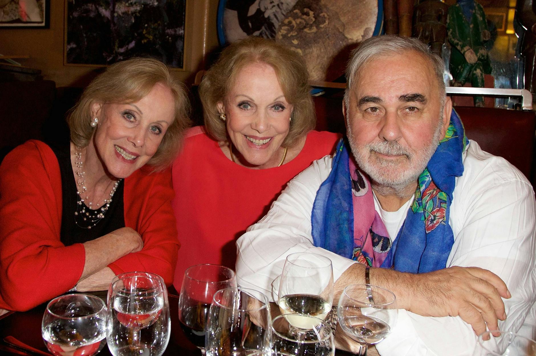 Das doppelte Lottchen und der Figaro: Die Kessler-Zwillinge Alice und Ellen 2015 zusammen mit Starfriseur Udo Walz in sichtlich weinseliger Stimmung.