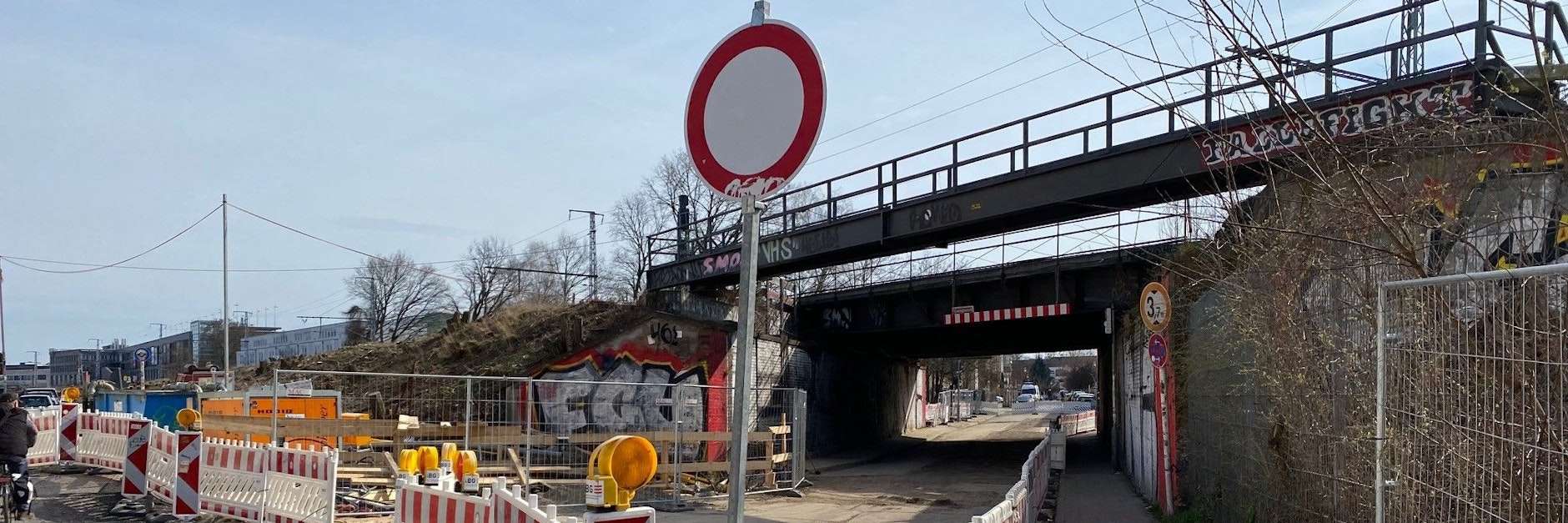 Für Fußgänger passierbar: Die S-Bahnbrücke über die Hämmerlingstraße.