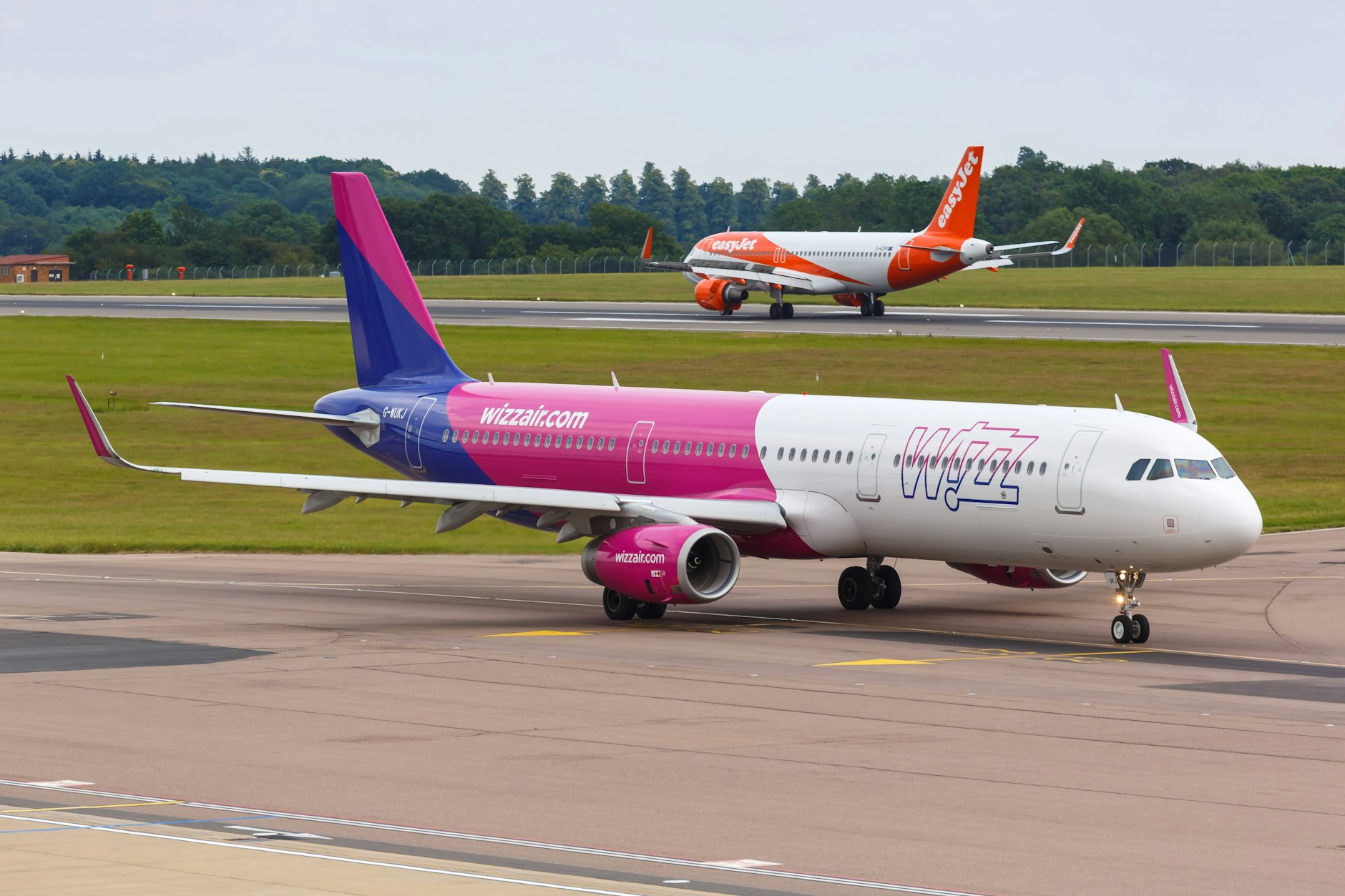Eine Maschine von Wizz Air auf dem Flughafen Luton.