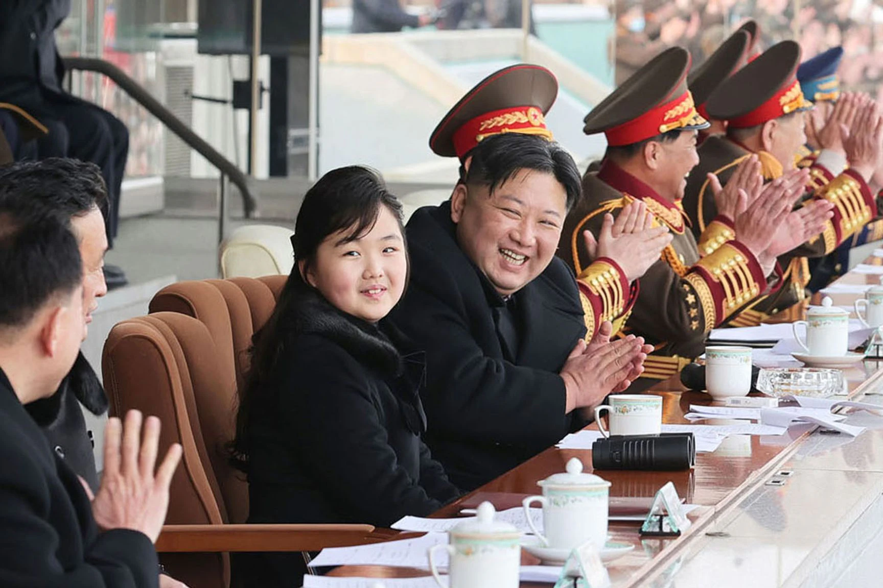 Kim Jong Un und seine Tochter an einem ungenannten Ort in Nordkorea, die laut Angaben Sportspiele der Mitarbeiter des Kabinetts und des Verteidigungsministeriums verfolgen.