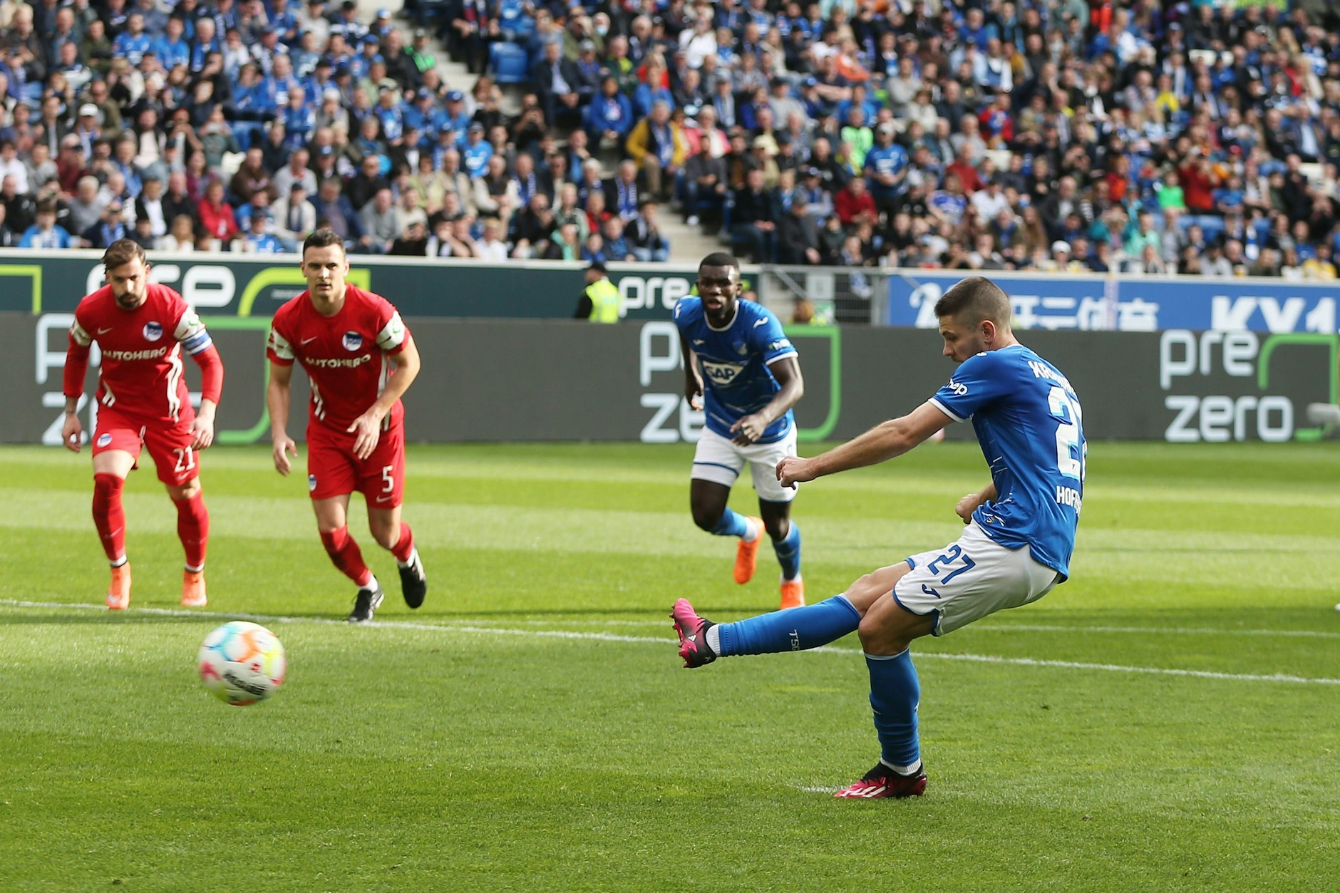 Hoffenheims Andrej Kramaric trifft per Elfer zweimal gegen Hertha BSC.