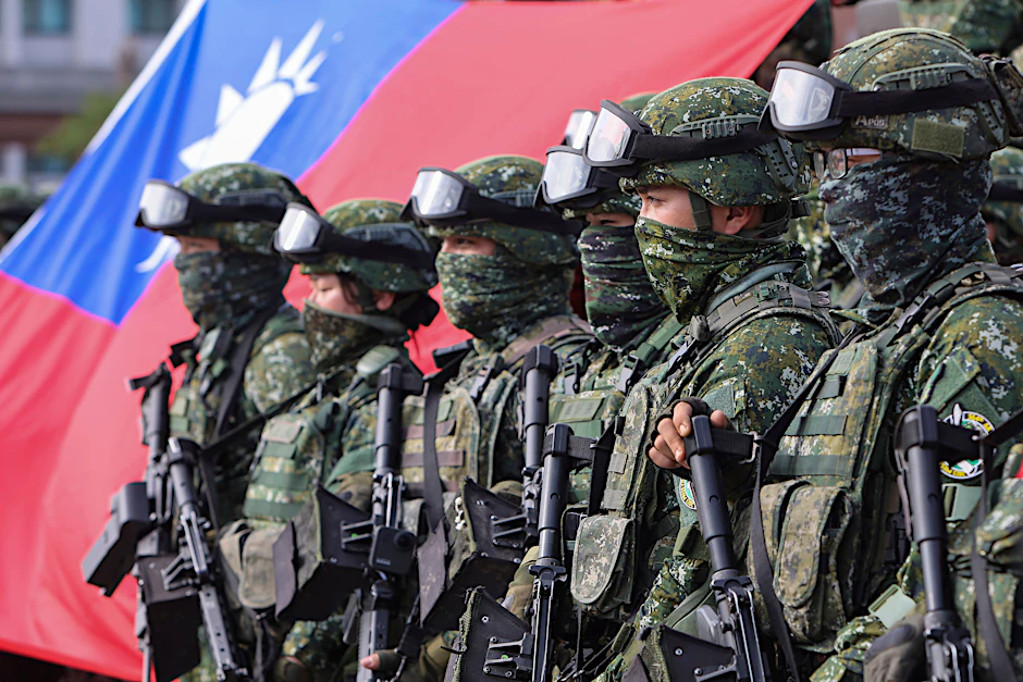 Taiwan, Kaohsiung: Soldaten stehen nach einer Bereitschaftsübung, bei der die Verteidigung gegen Pekings militärische Angriffe simuliert wurde, für ein Gruppenfoto neben einer taiwanesischen Flagge.&nbsp;