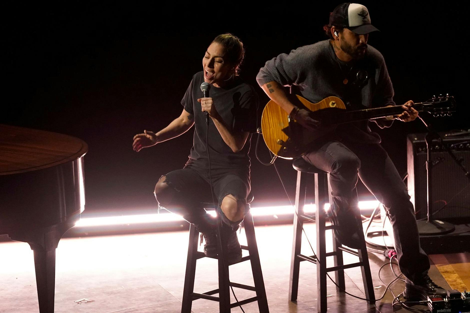 Lady Gagas Outfit bei der Oscar-Peformance: T-Shirt und Jeans.