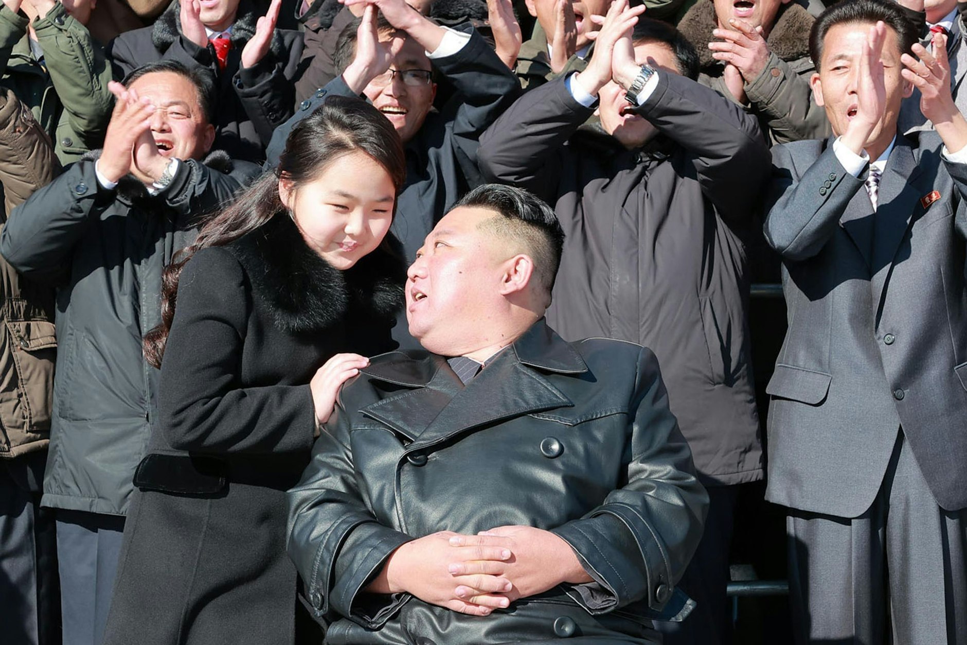 Kim Jong Un und seine Tochter, die laut Angaben mit Wissenschaftlern und Arbeitern für ein Foto zusammen stehen.