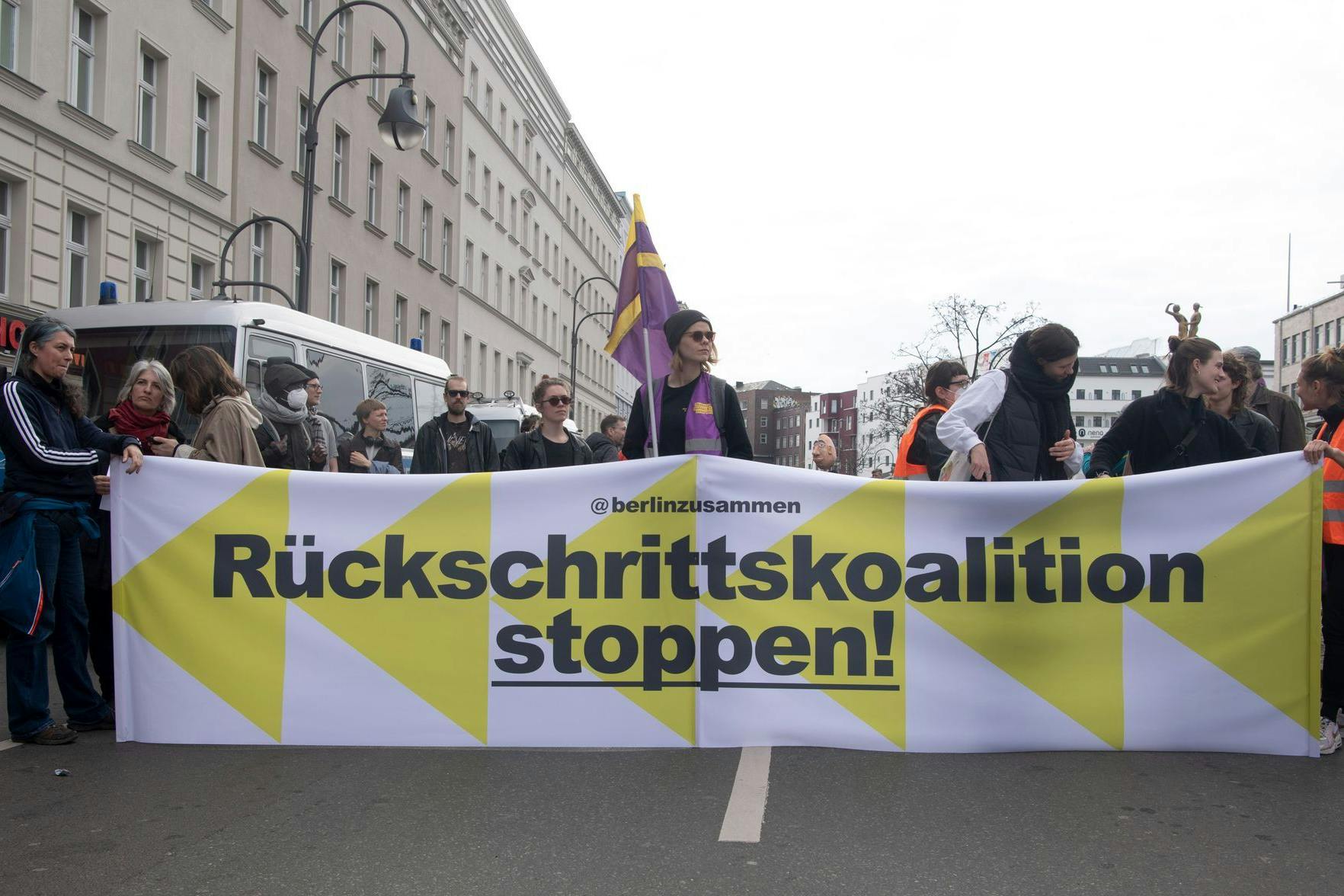 Teilnehmer der Demonstration halten ein Banner mit der Aufschrift „Rückschrittskoalition stoppen!“. 