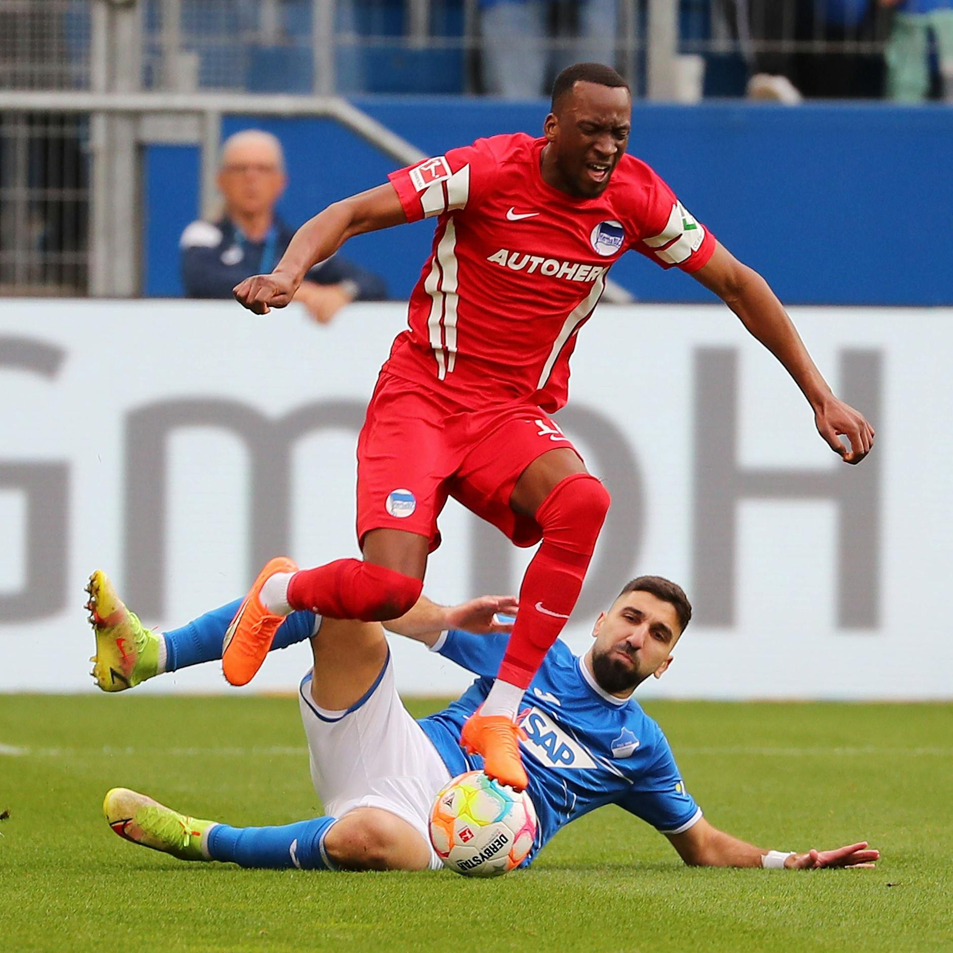 Herthas Dodi Lukebakio wird von Hoffenheims Munas Dabbur von hinten umgesenst - glatt Rot!