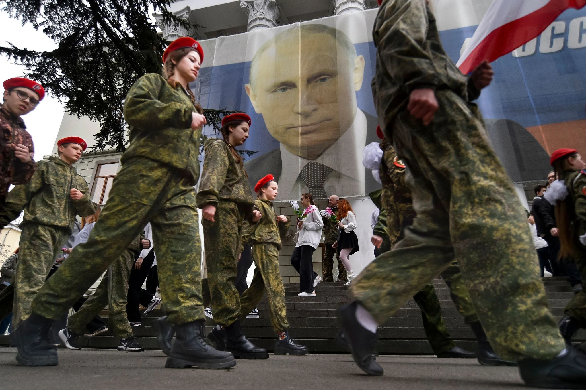 Uniformierte Jugendliche marschieren in Jalta anlässlich einer Aktion zum neunten Jahrestag der Krim-Annexion an einem Bild des russischen Präsidenten Wladimir Putin vorbei.&nbsp;