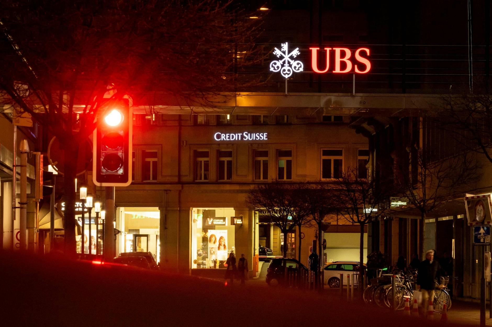 Am Sonntagabend hatten die Schweizer Aufsichtsbehörden die Übernahme der zweitgrößten Schweizer Bank durch die größere Konkurrentin UBS bekannt gegeben.