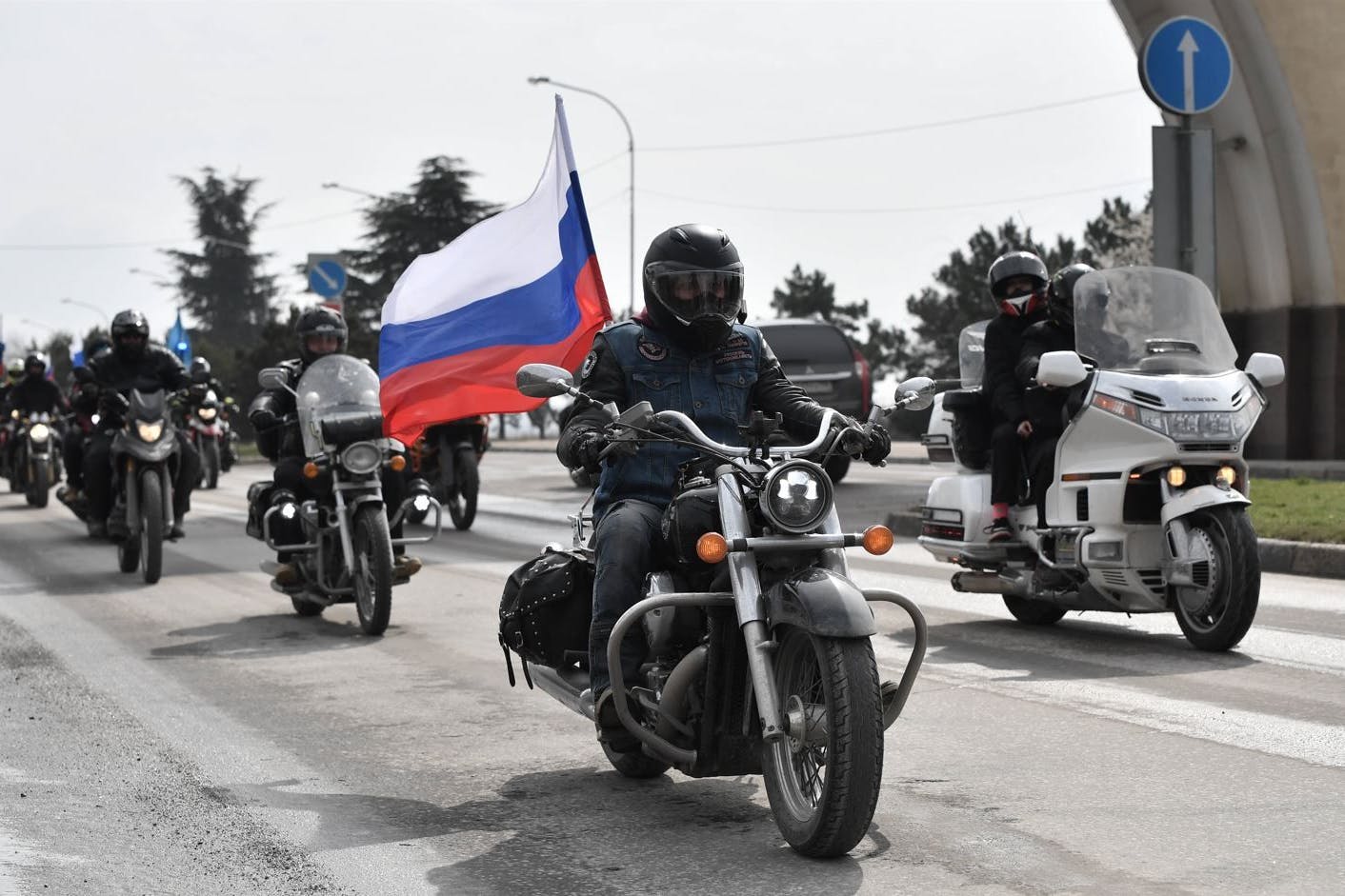 Auto- und Motorrad-Rallye mit dem kremlnahen Biker-Club „Nachtwölfe“