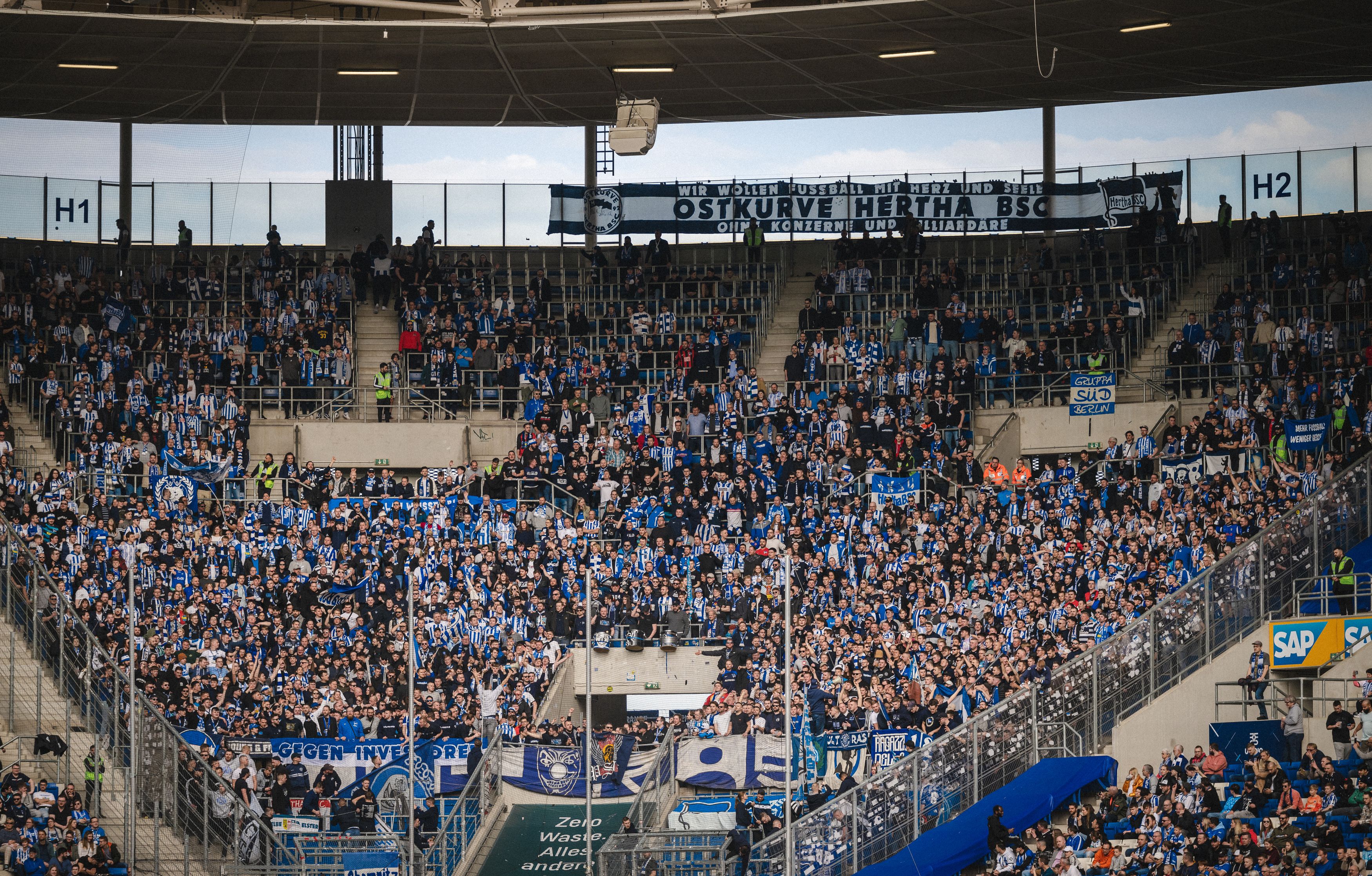 Image - Hertha BSC: Wilde Fan-Szenen! Protest-Banner im TSG-Block, Panikflucht, Prügelei und Polizei-Einsatz