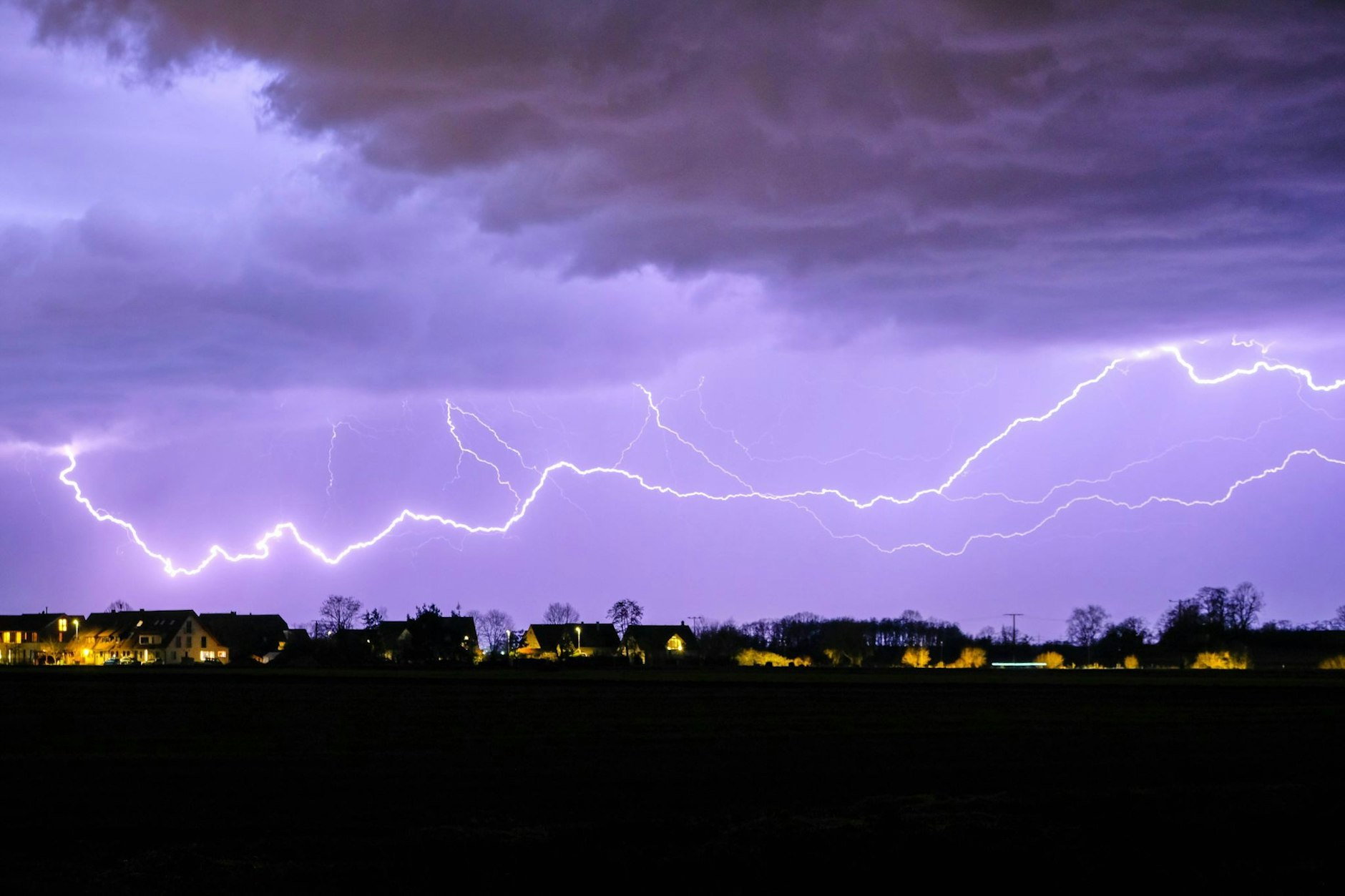 Gewitterfront am Himmel: der Frühling startet mit Extremwetter.