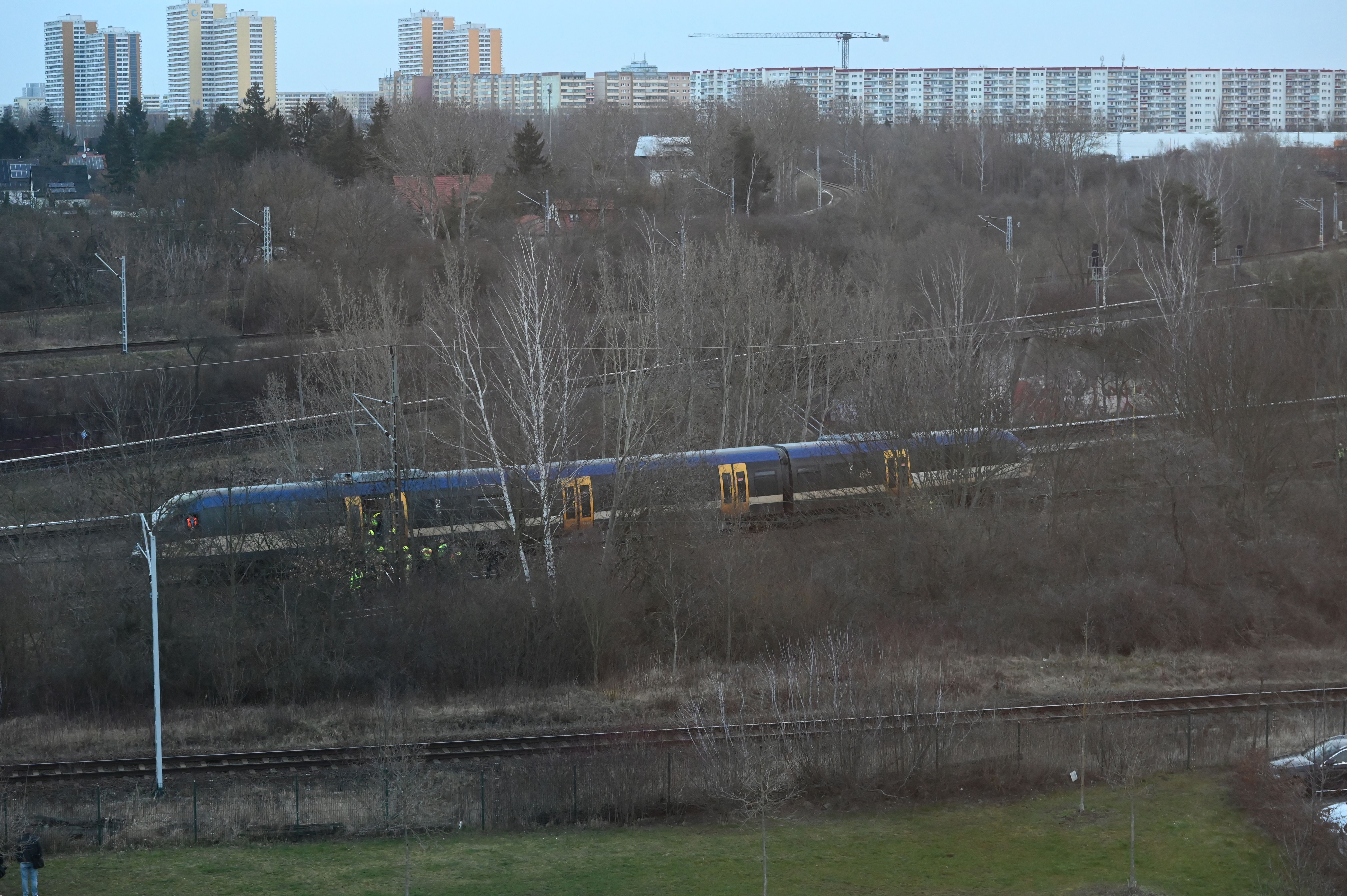 Regionalzug kollidiert in Marzahn mit herunterhängender Oberleitung: Zugführer leicht verletzt!