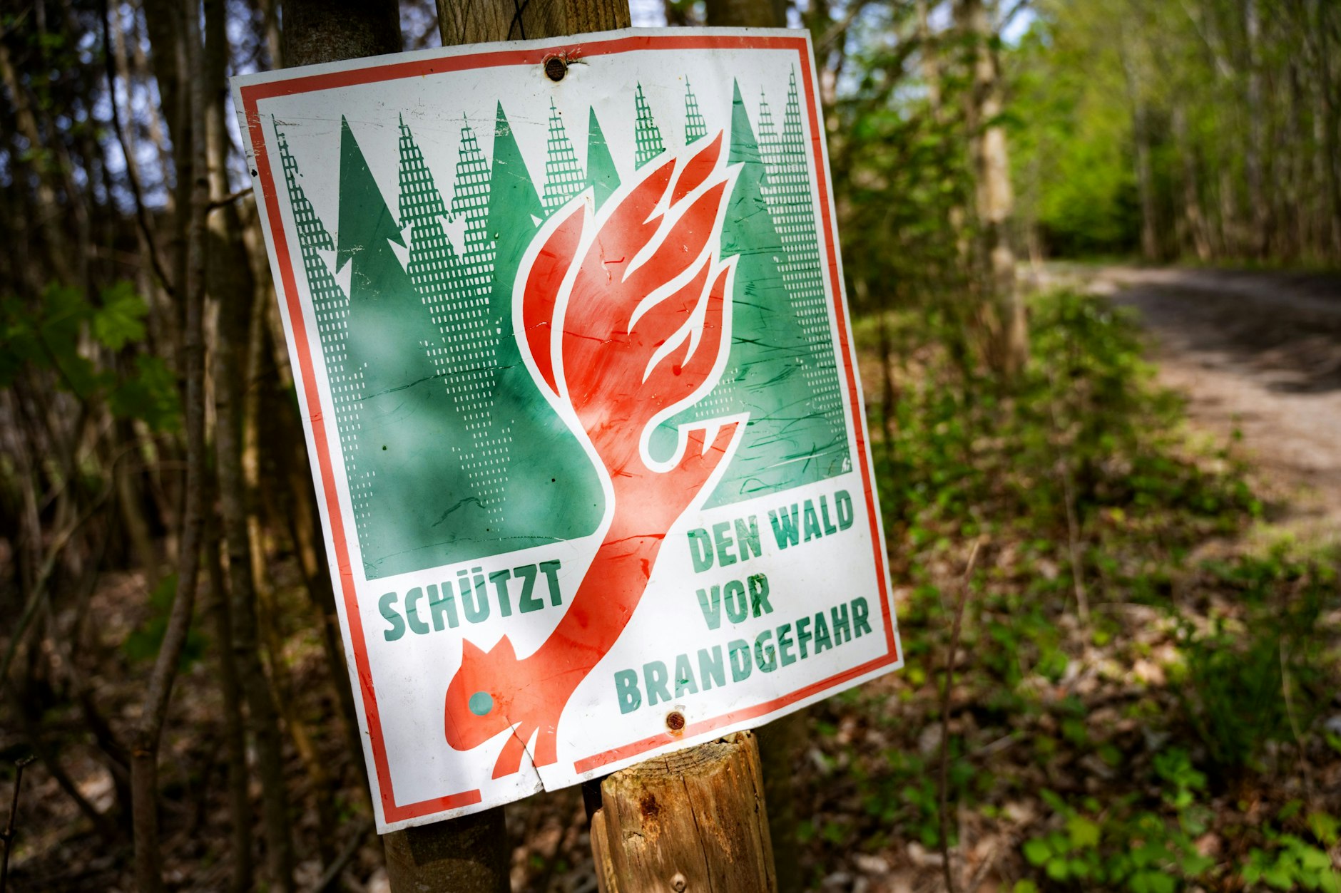 Mit solchen Schildern wird vielerorts vor der derzeit steigenden Waldbrand-Gefahr gewarnt.