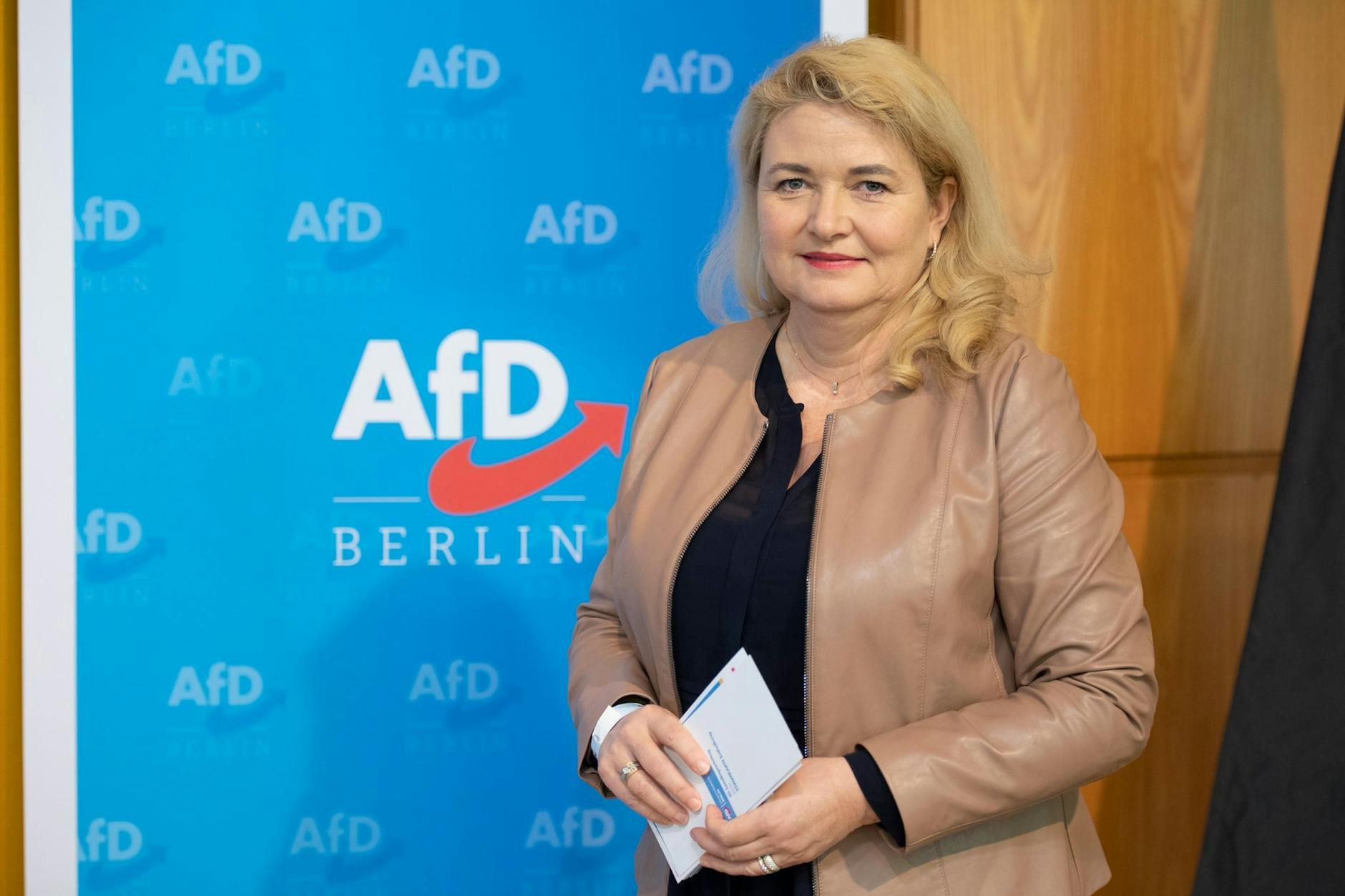 Berlins AfD-Chefin Kristin Brinker stellt sich vor Beginn des AfD-Landesparteitags den Fotografen.