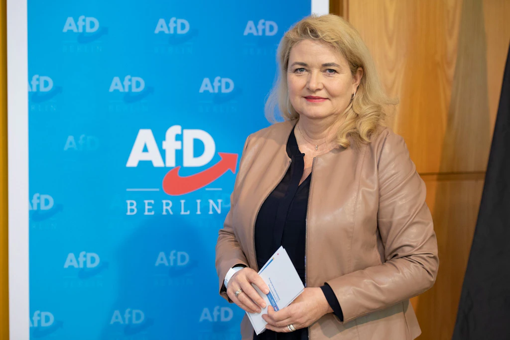 Kristin Brinker bleibt AfD-Vorsitzende in Berlin und teilt gegen Parteien aus
