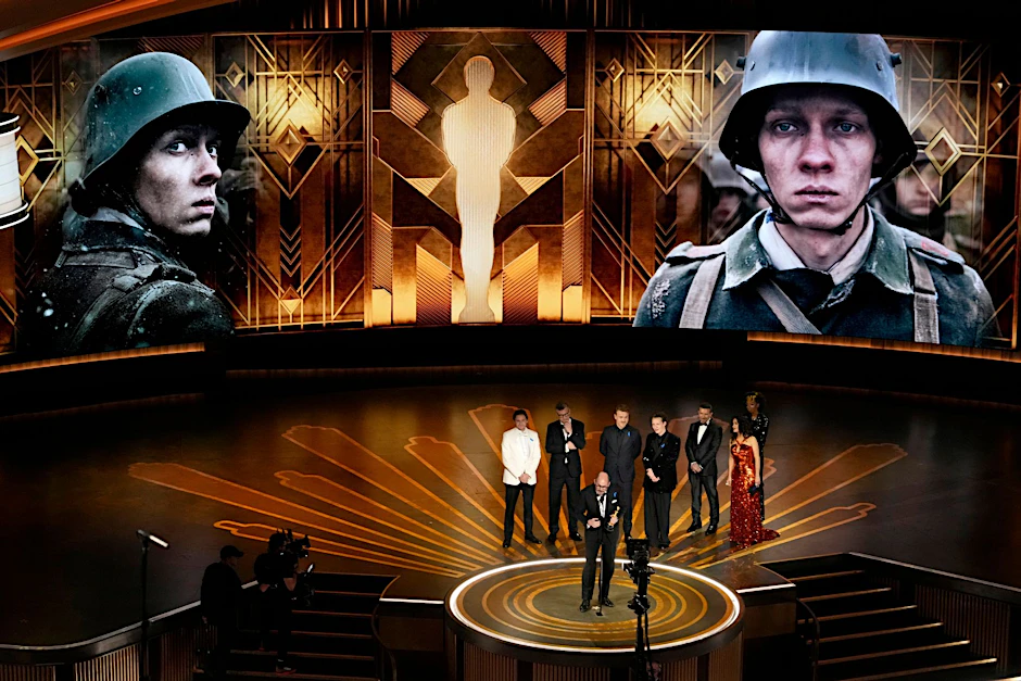 Regisseur Edward Berger nimmt den Preis für „Im Westen nichts Neues“ für den besten internationalen Film entgegen.