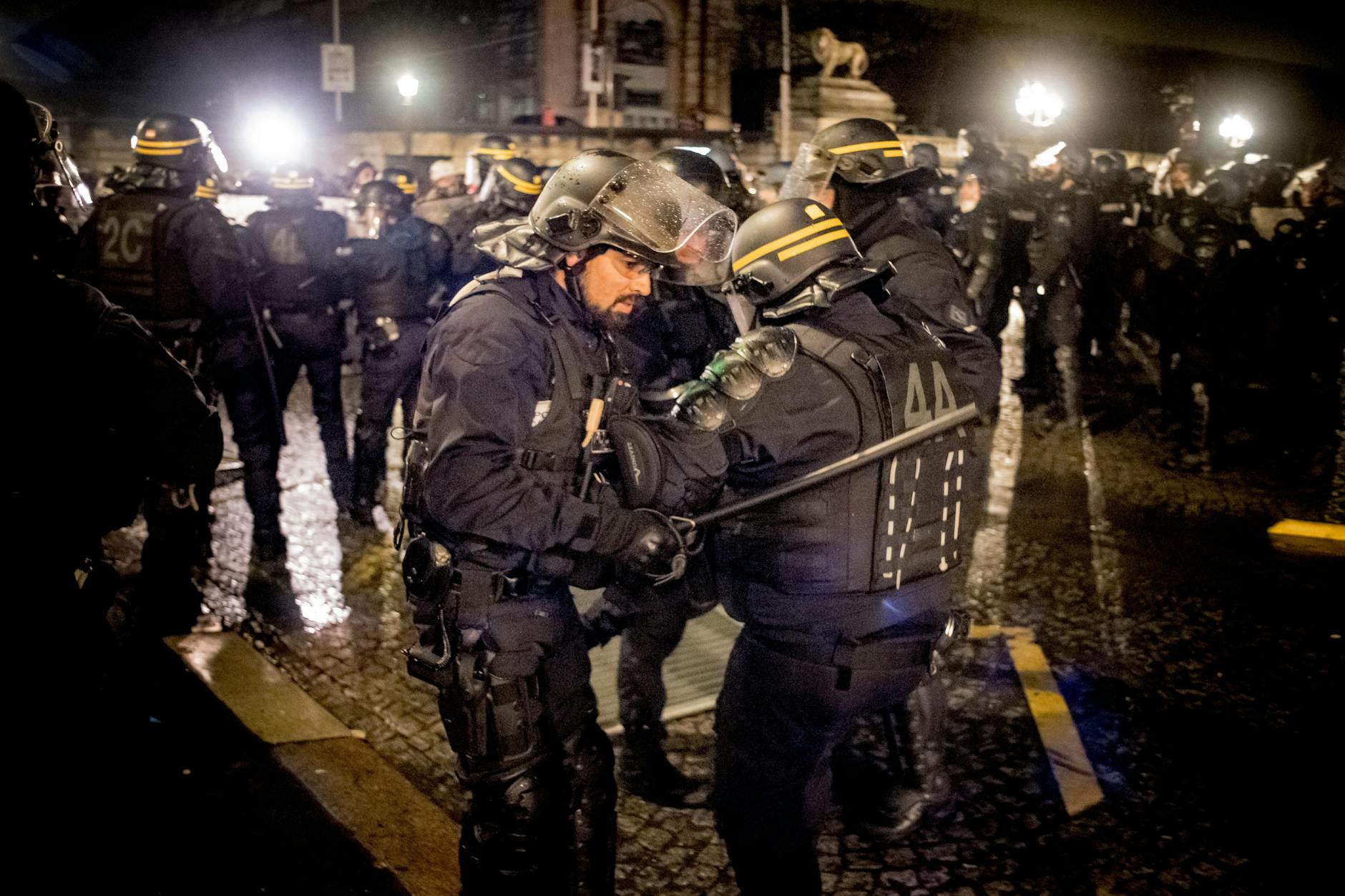 Polizisten in Schutzausrüstung gehen auf dem Place de la Concorde gegen Demonstranten vor.
