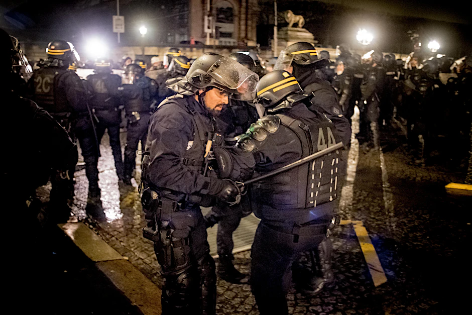 Polizisten in Schutzausrüstung gehen auf dem Place de la Concorde gegen Demonstranten vor.