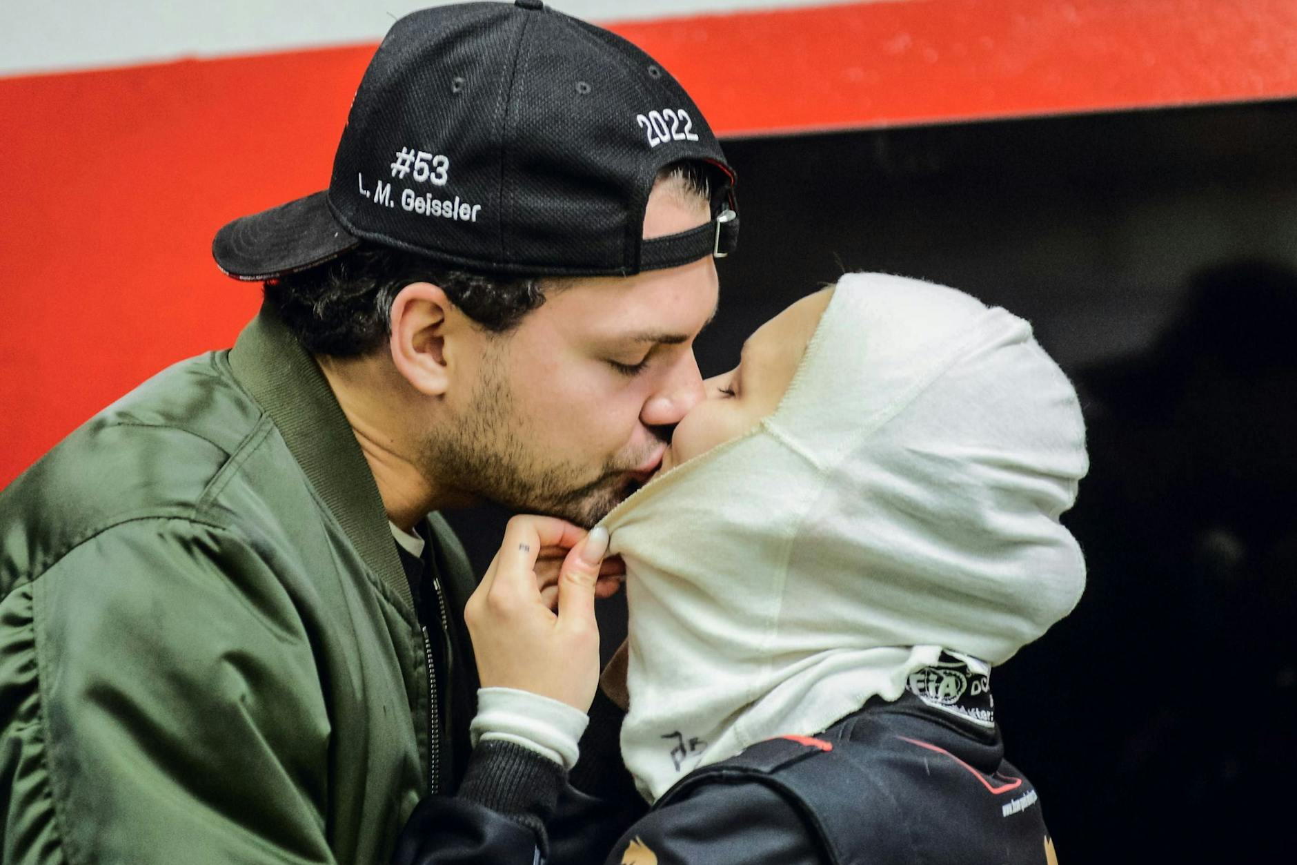 Jimi Blue Ochsenknecht küsst Laura-Maria Geissler. Nicht im Bilde, aber im Bilde: Wutmutter Natascha Ochsenknecht.