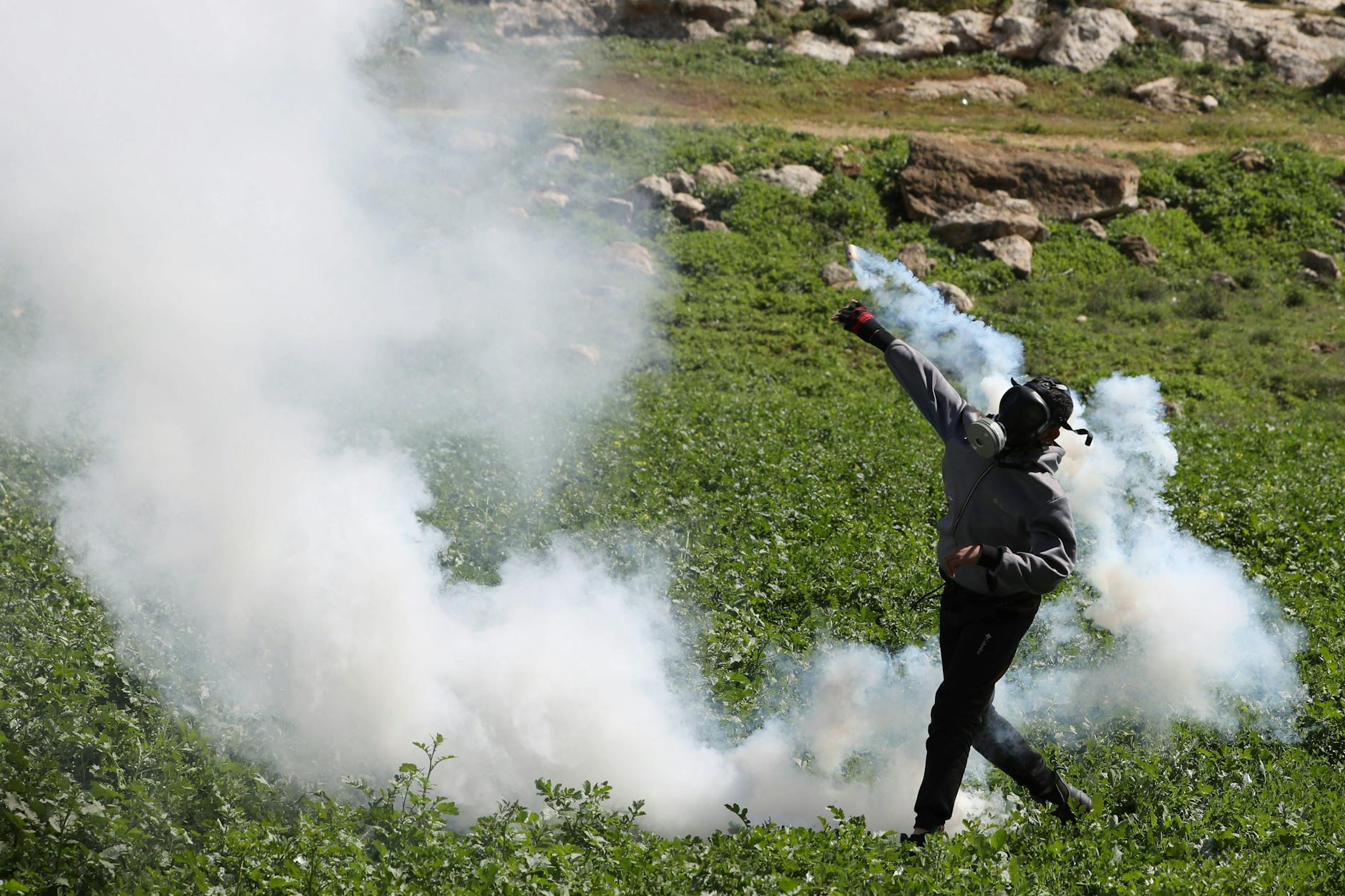 Ein Palästinenser wirft eine Rauchbombe auf israelische Soldaten. Seit Wochen kommt es in der Region um Nablus zu gewaltsamen Auseinandersetzungen. 