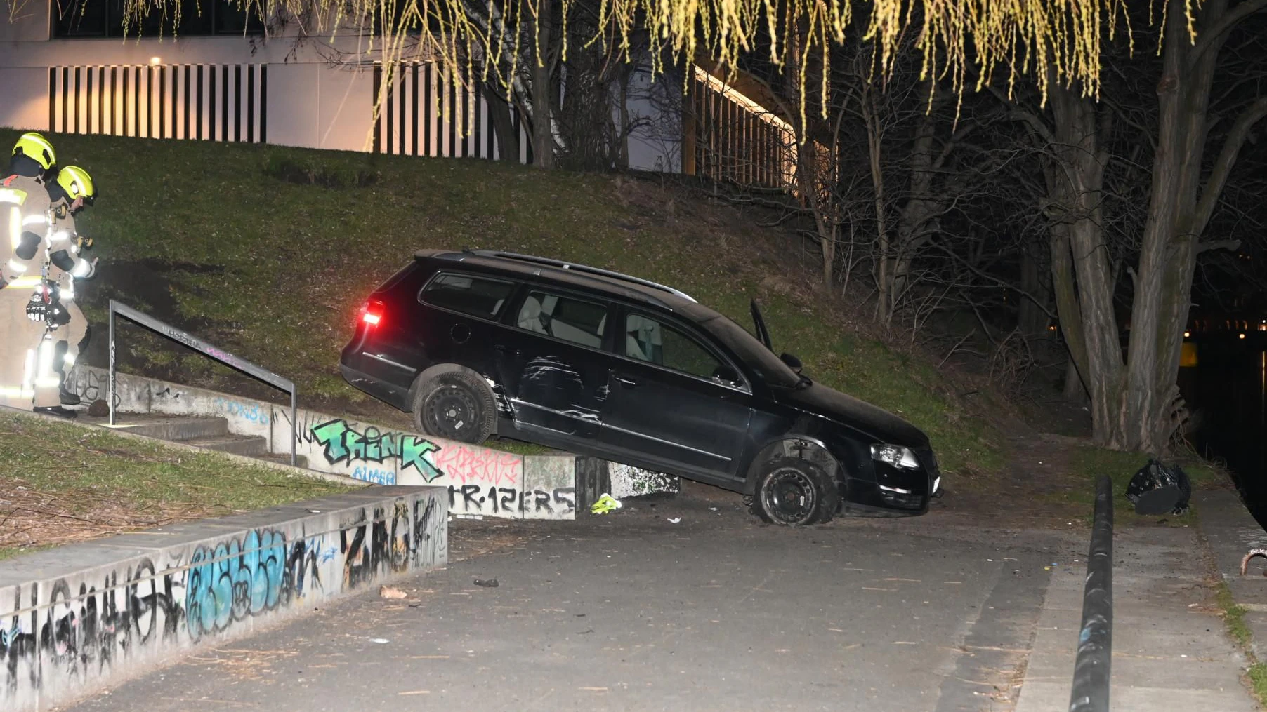 Der VW Passat kam wenige Meter vor der Spree zum stehen. 