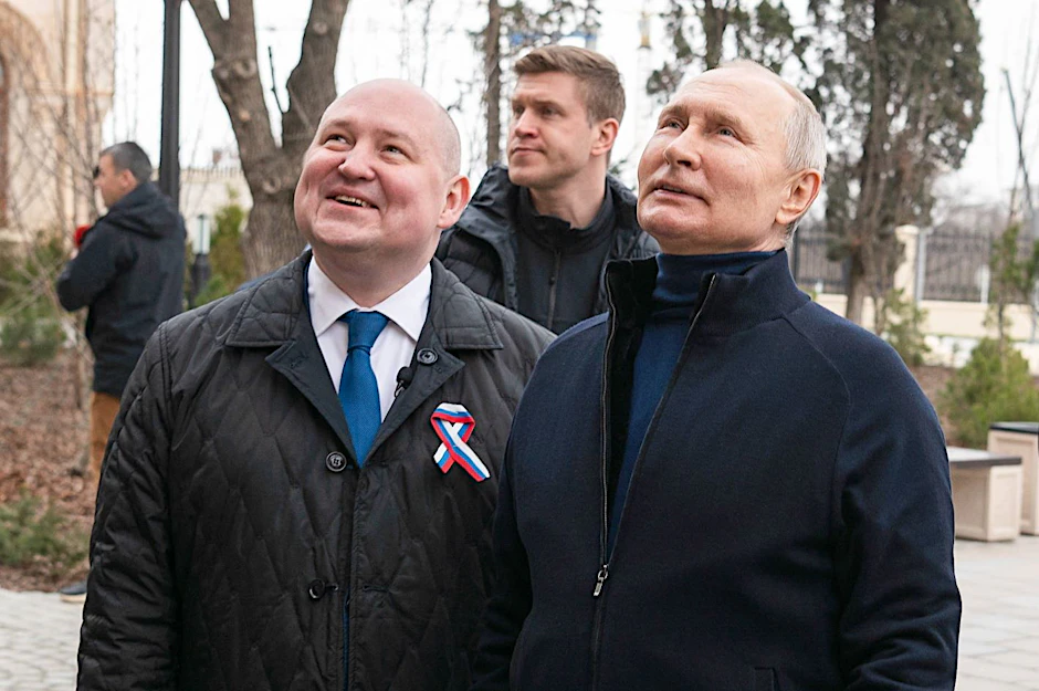Wladimir Putin (rechts) besucht in Begleitung des örtlichen Gouverneurs Michail Raswoschajew (links) eine Kunstschule.