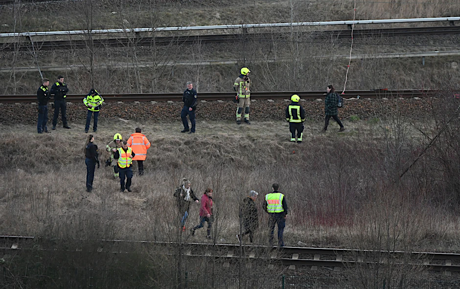 Einsatzkräfte stehen am Samstagmorgen an der Regionalbahnstrecke unweit der Gensinger Straße in Friedrichsfelde.