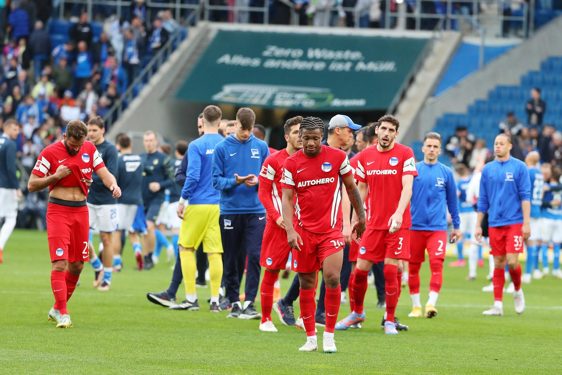 Hängende Köpfe der Spieler nach dem Abpfiff – bei Hertha BSC ist das ein gewohntes Bild geworden: 14 Niederlagen in 25 Spielen.