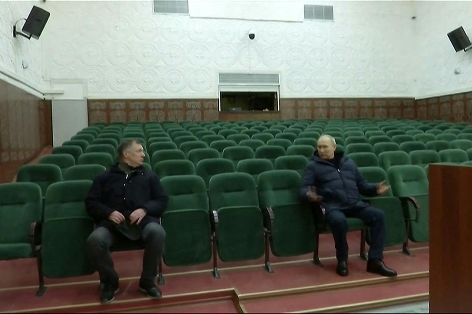 Als sonderlich kulturbeflissen ist Putin nicht bekannt. Dennoch nimmt er hier mit dem russichen Politiker Marat Khusnullin in der Philharmonie von Mariupol Platz. Gerüchten zufolge soll der Saal für ein Schaugericht umfunktioniert werden.